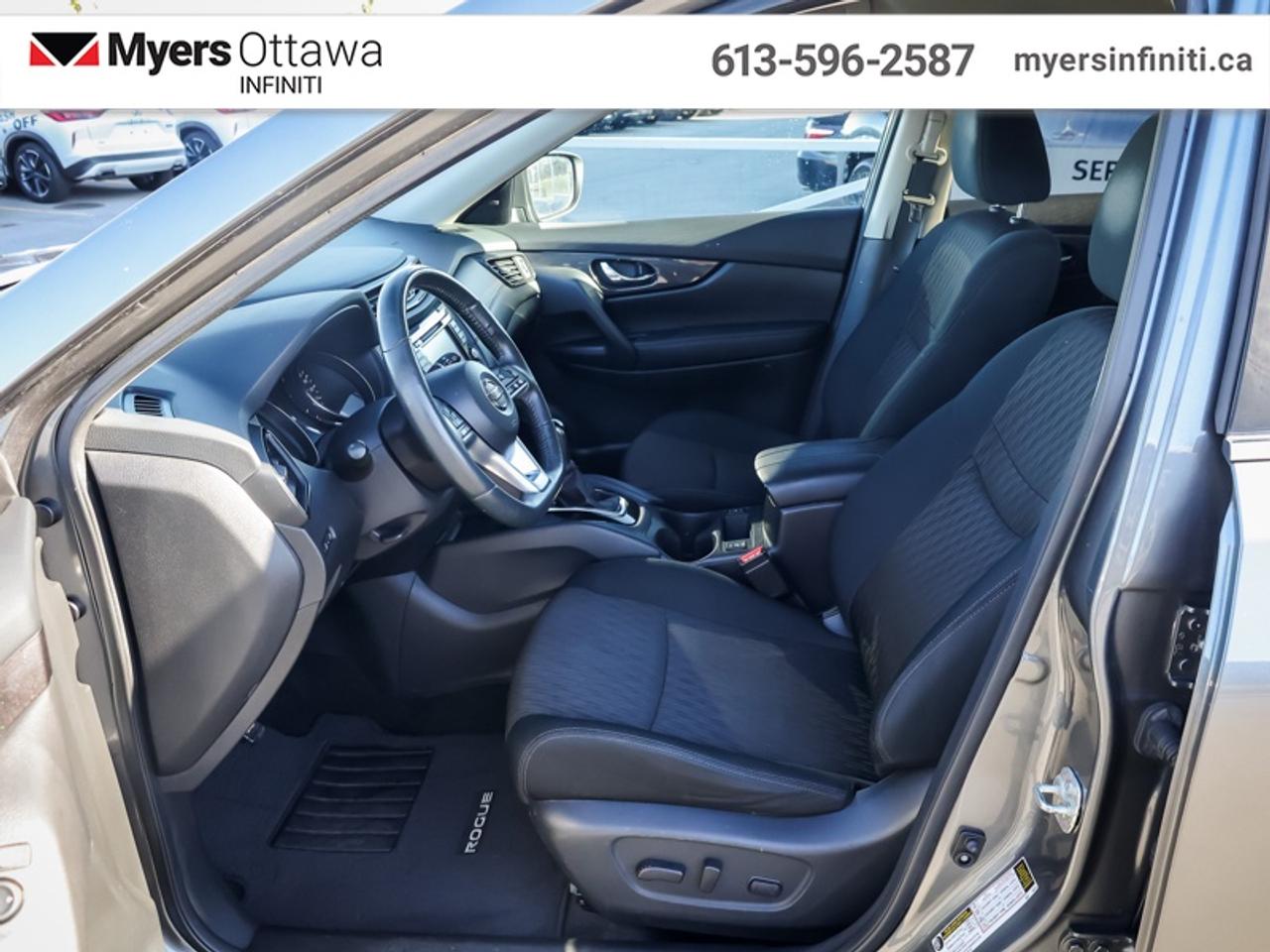 2018 Nissan Rogue AWD SV Moonroof  Midnight Edition, Clean CarFax Photo