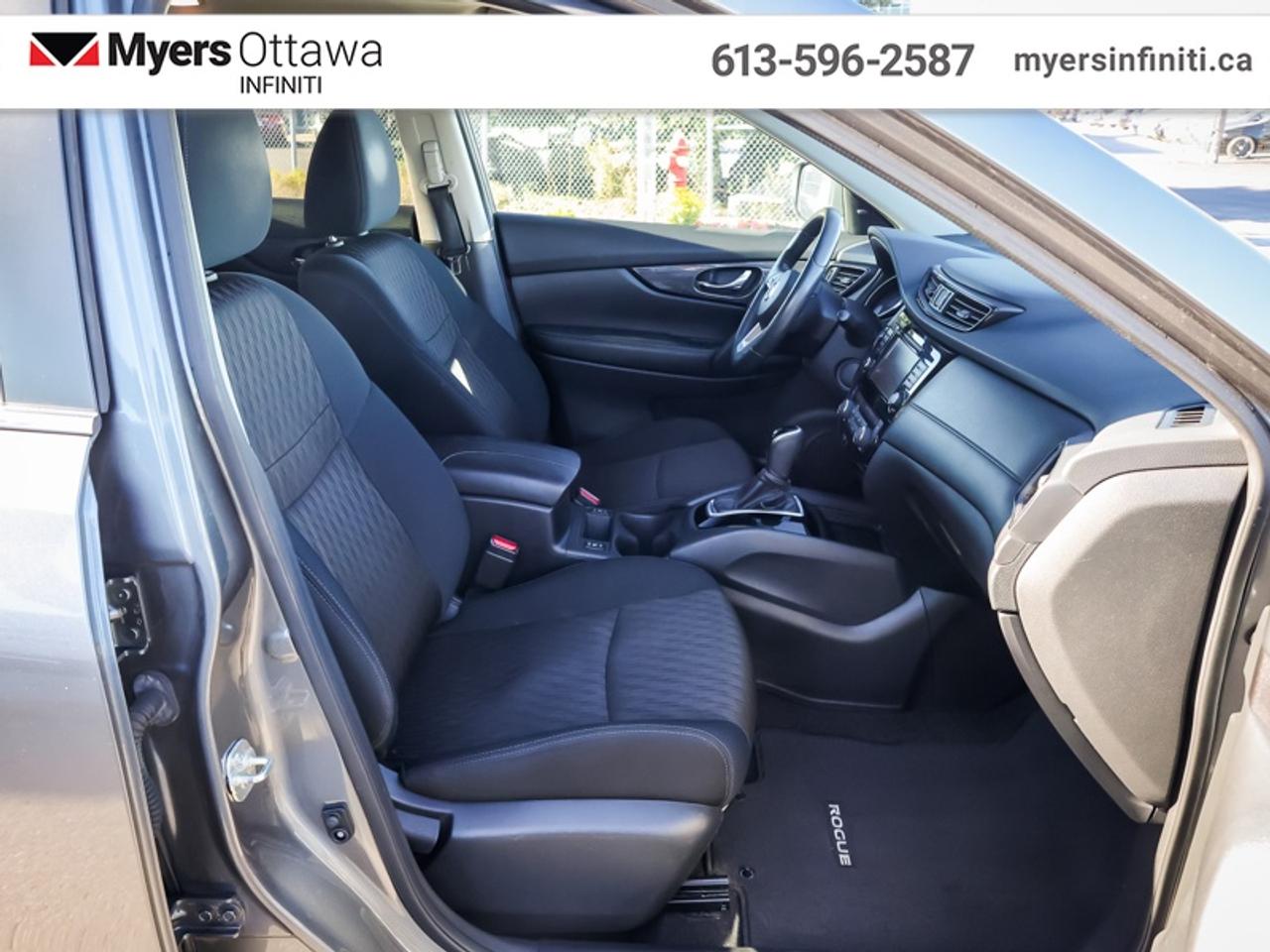 2018 Nissan Rogue AWD SV Moonroof  Midnight Edition, Clean CarFax Photo