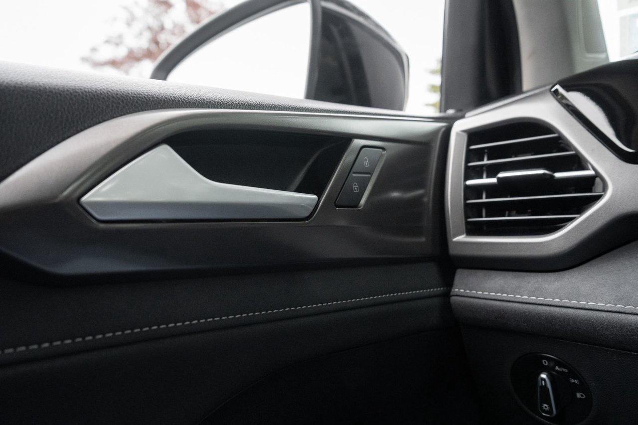 2025 Volkswagen Taos Comfortline Black Edition Photo