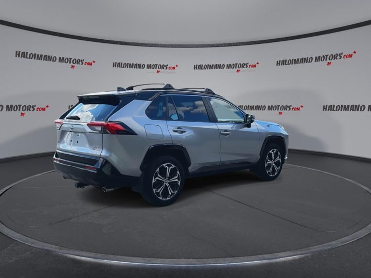 2025 Toyota RAV4 Plug-In Hybrid XSE AWD | No Accidents | Leather Seats | Heated Steering Photo