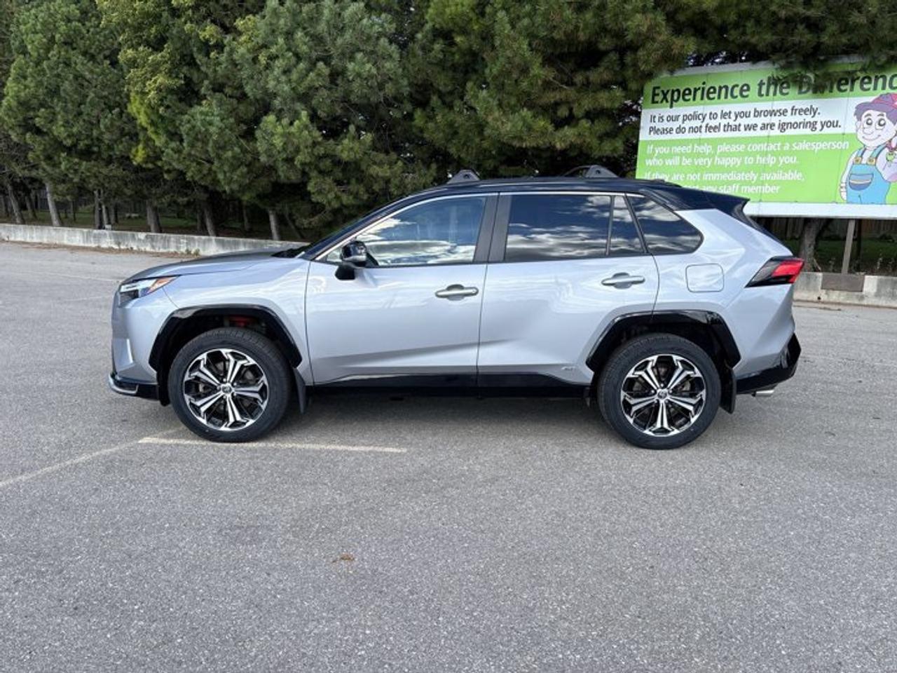2025 Toyota RAV4 Plug-In Hybrid XSE AWD | No Accidents | Leather Seats | Heated Steering Photo