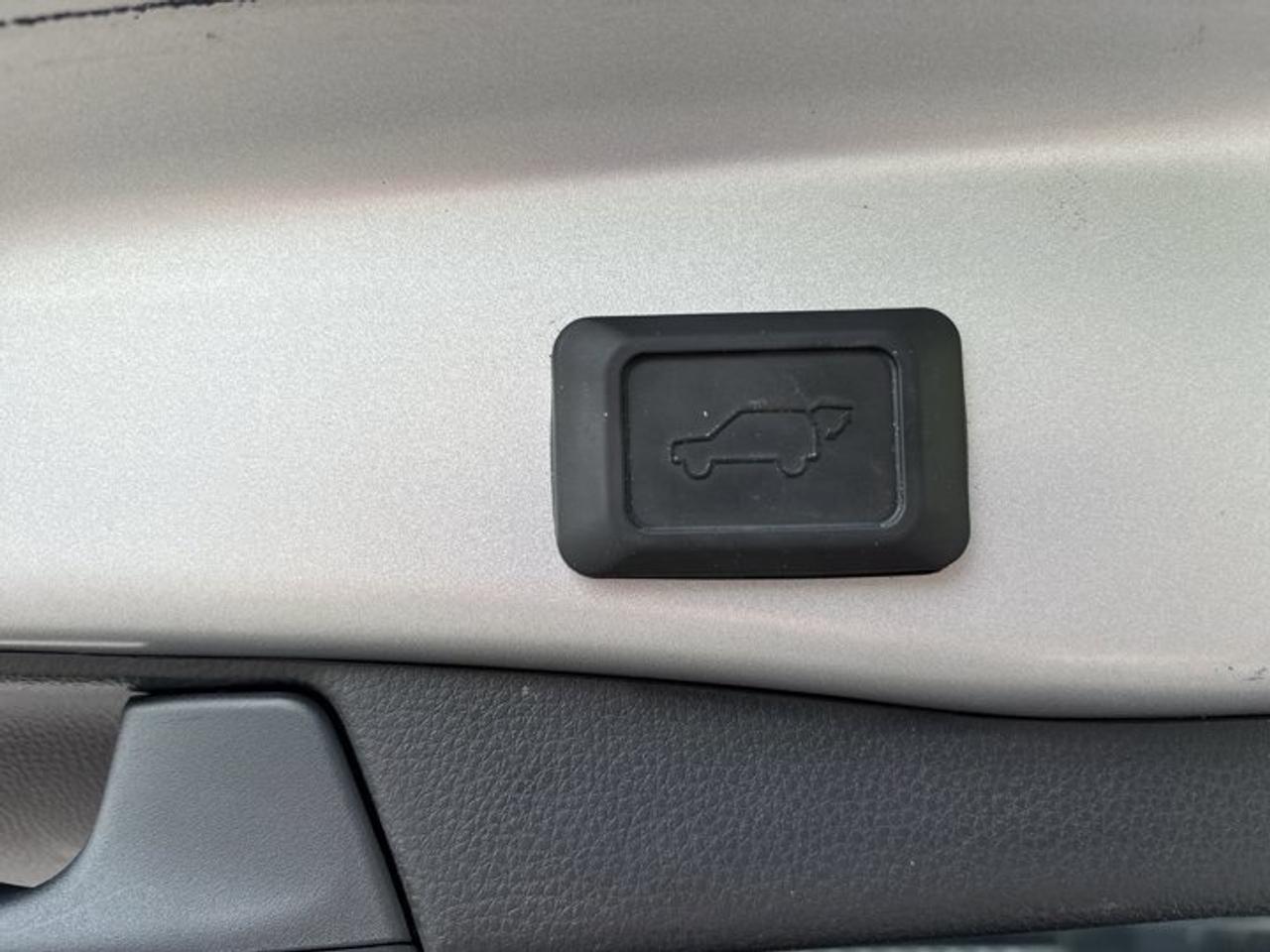 2025 Toyota RAV4 Plug-In Hybrid XSE AWD | No Accidents | Leather Seats | Heated Steering Photo