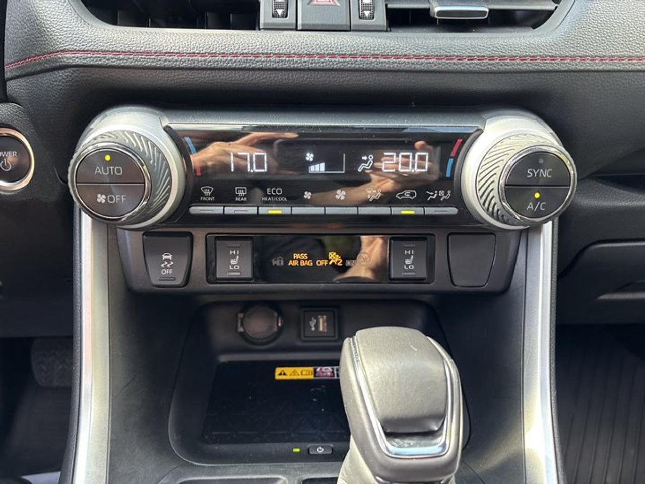 2025 Toyota RAV4 Plug-In Hybrid XSE AWD | No Accidents | Leather Seats | Heated Steering Photo