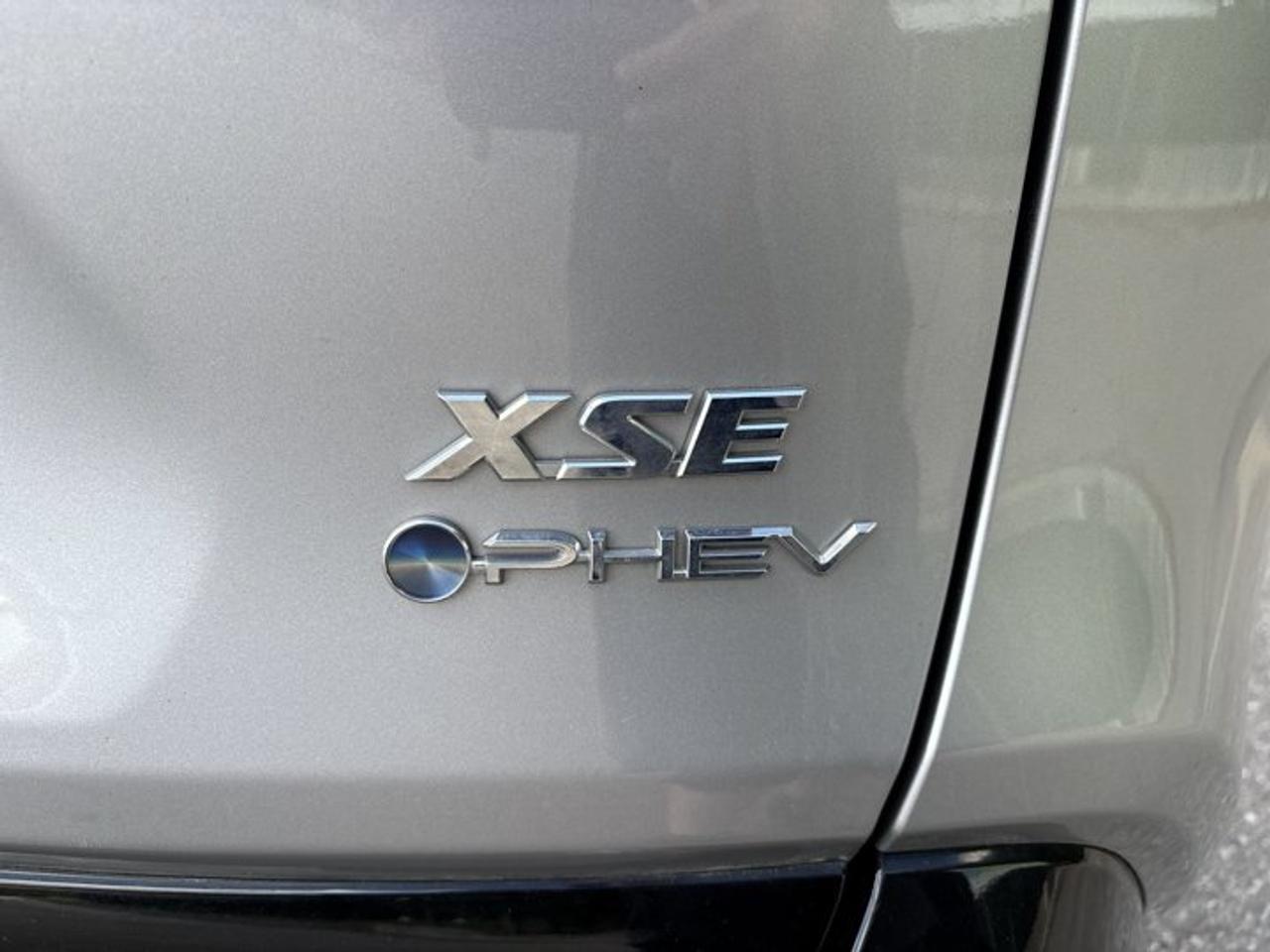 2025 Toyota RAV4 Plug-In Hybrid XSE AWD | No Accidents | Leather Seats | Heated Steering Photo