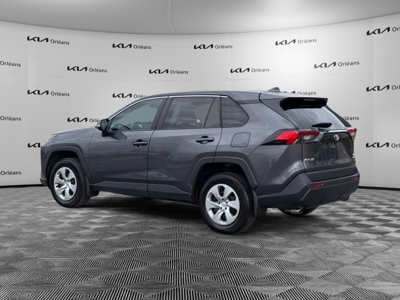 2022 Toyota RAV4 LE AWD Photo