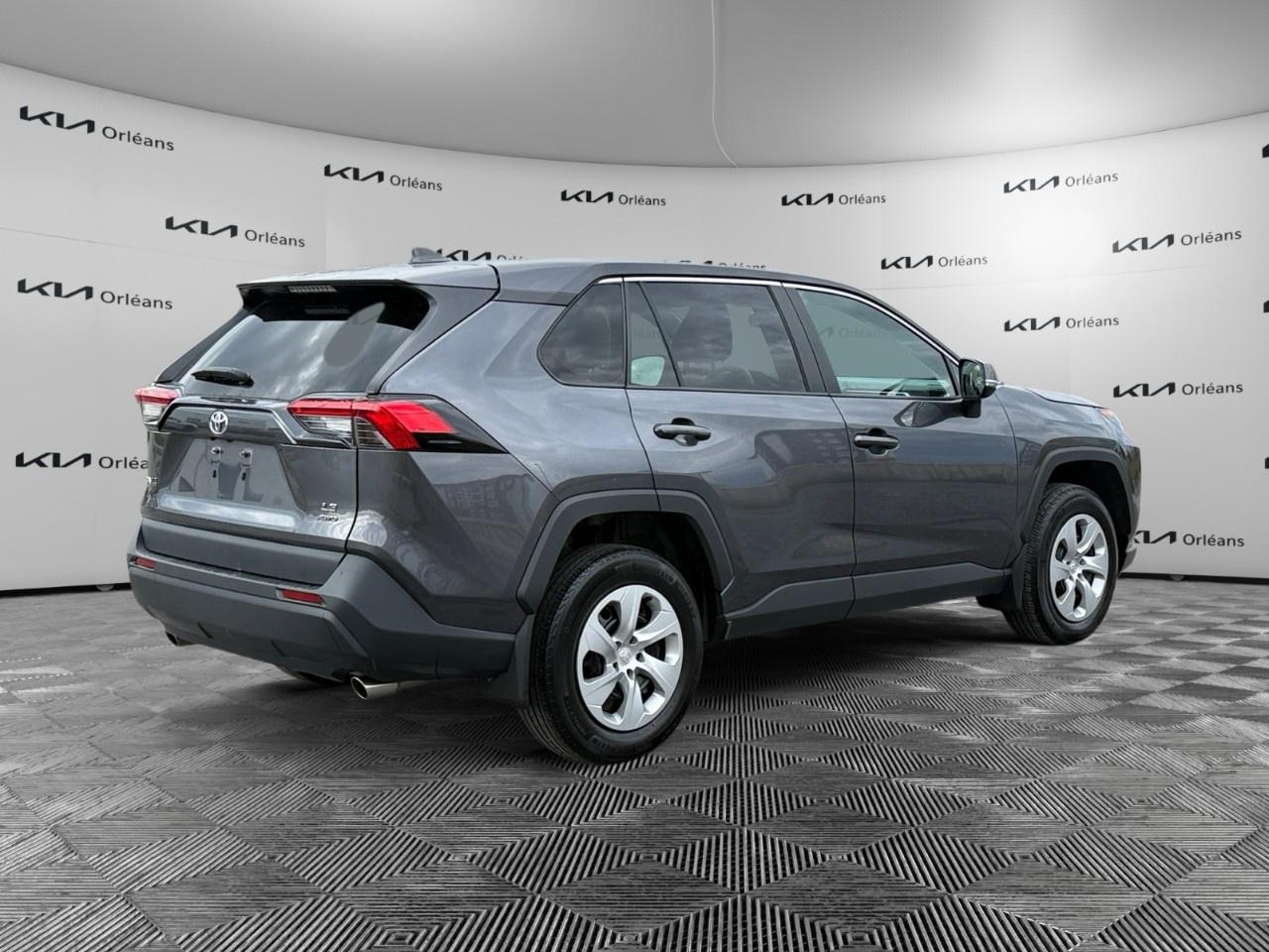 2022 Toyota RAV4 LE AWD Photo