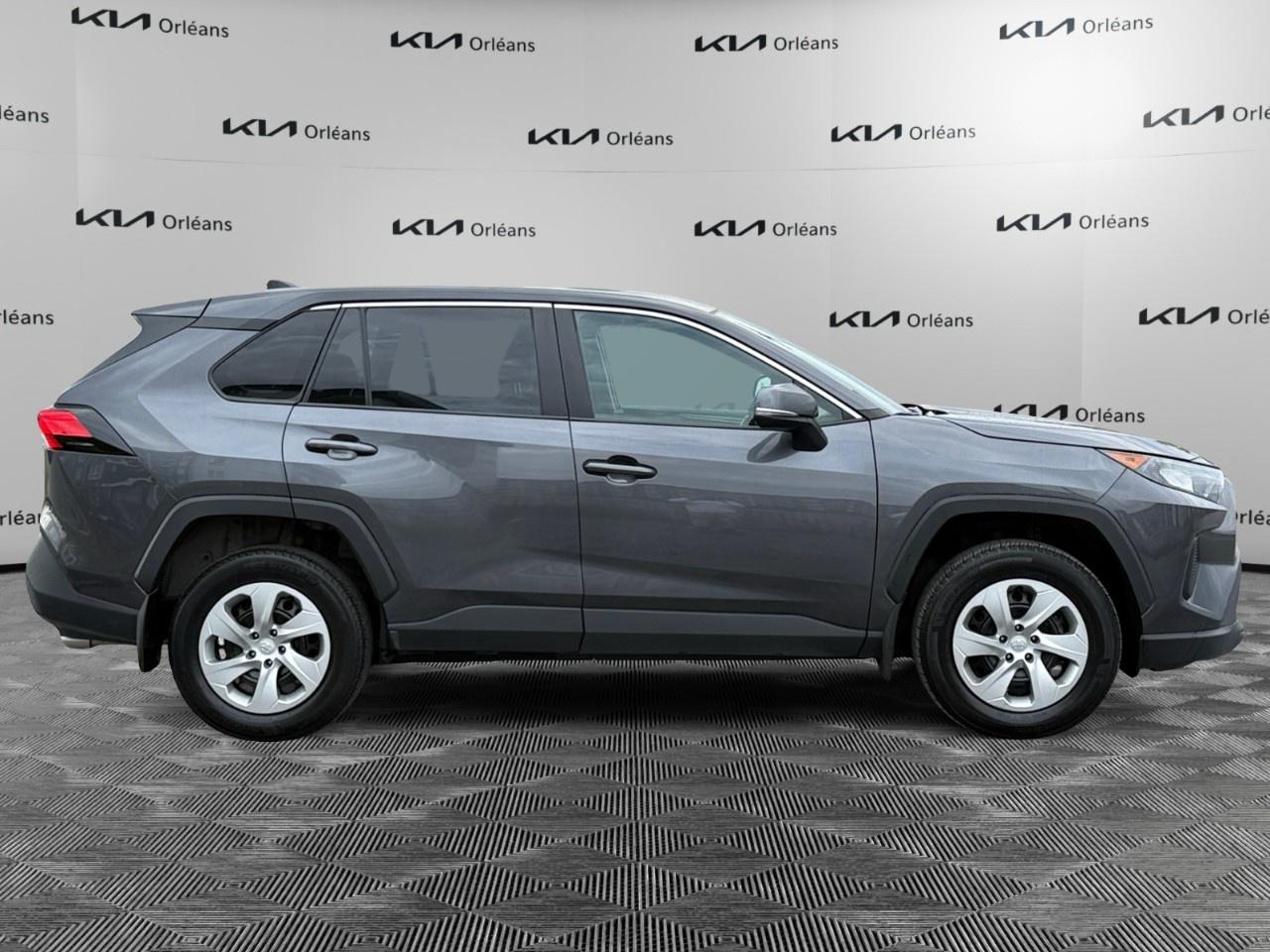 2022 Toyota RAV4 LE AWD Photo