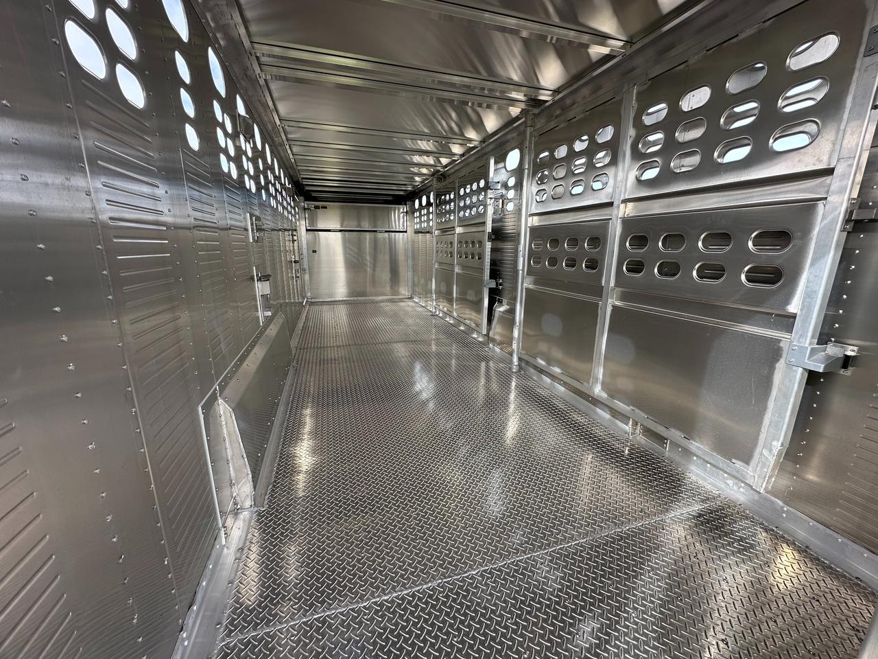 2027 Wilson Livestock 24' Wilson Livestock Trailer Photo