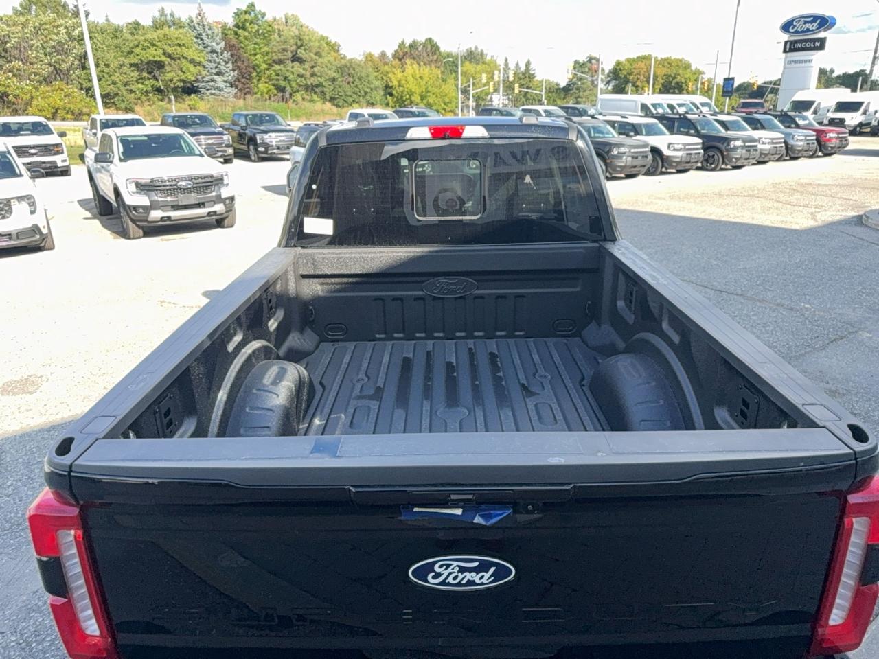 2027 Ford F-250 LARIAT, 6.75'BOX, BLACK PKG, MOONROOF, PREMIUM PKG Photo4