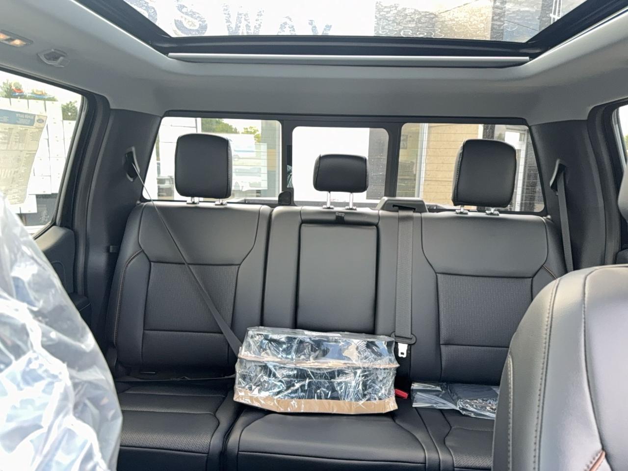 2027 Ford F-250 LARIAT, 6.75'BOX, BLACK PKG, MOONROOF, PREMIUM PKG Photo