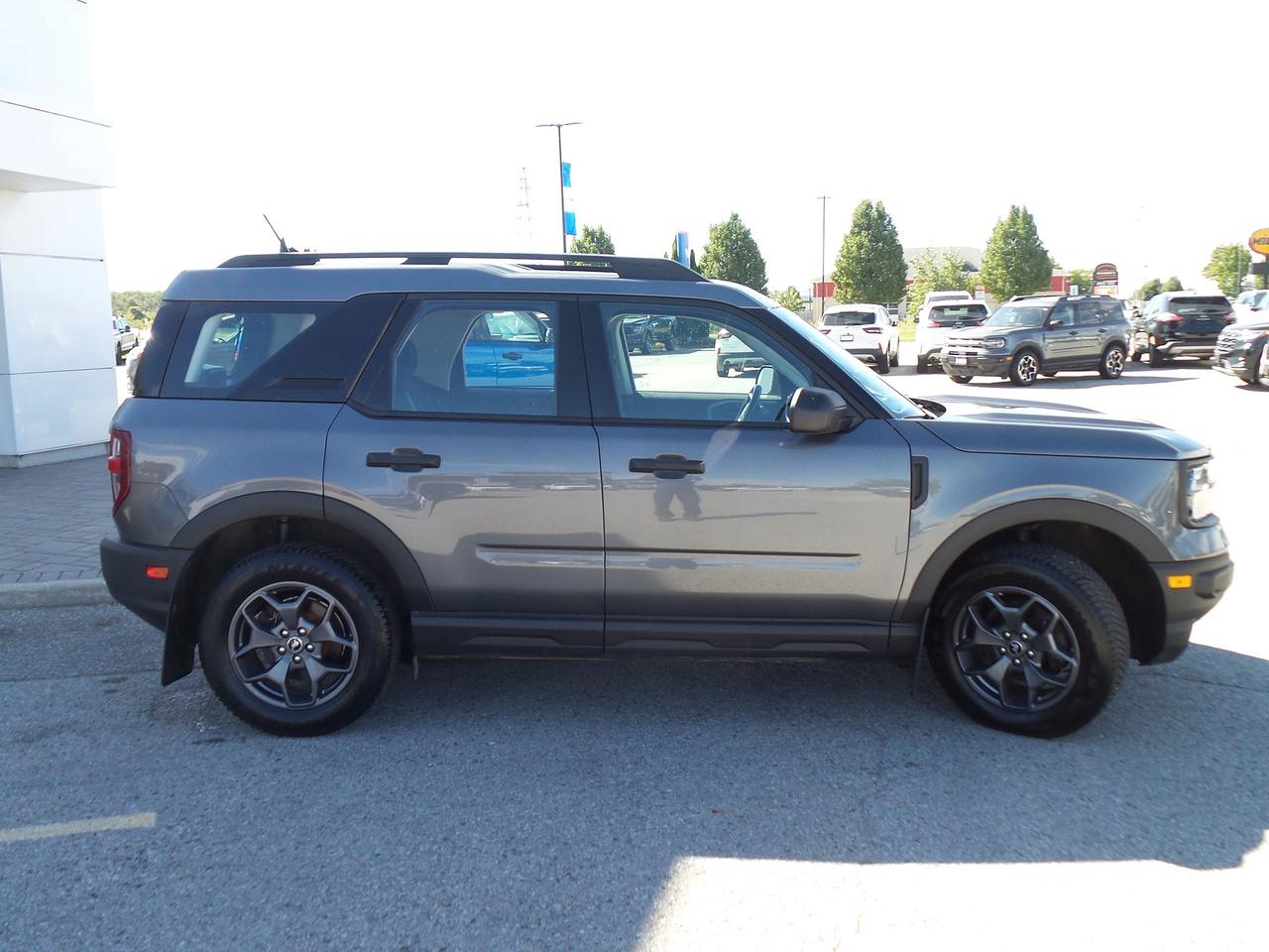 2021 Ford Bronco 1.5L ECOBOOST, 17" RIMS, LANE KEEPING, LOCAL TRADE Photo