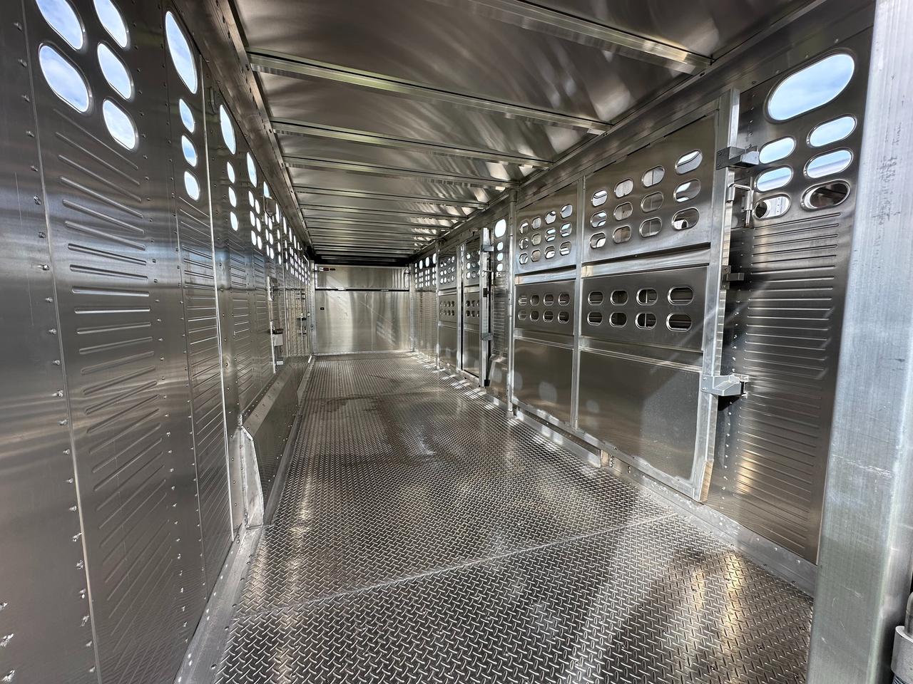2027 Wilson Livestock 26' Wilson Livestock Trailer Photo