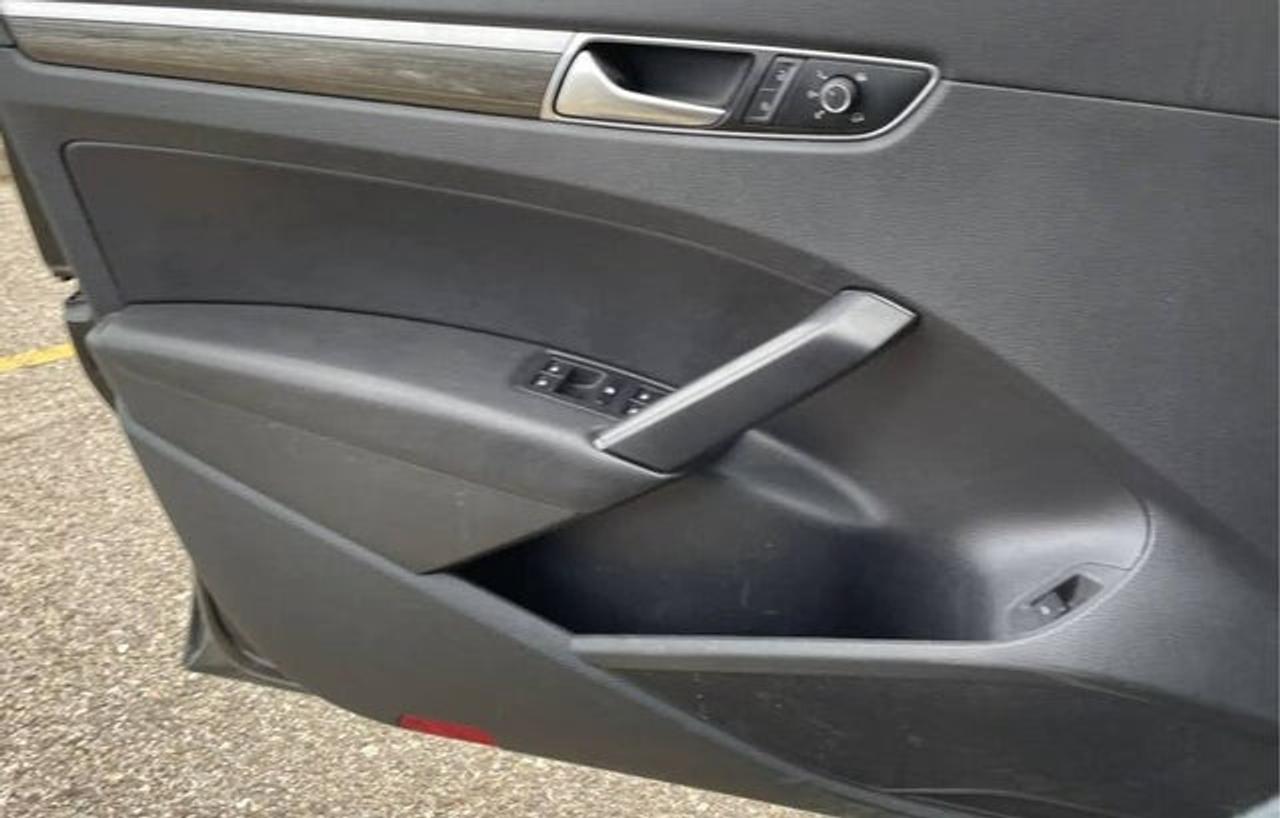 2016 Volkswagen Passat SE Photo