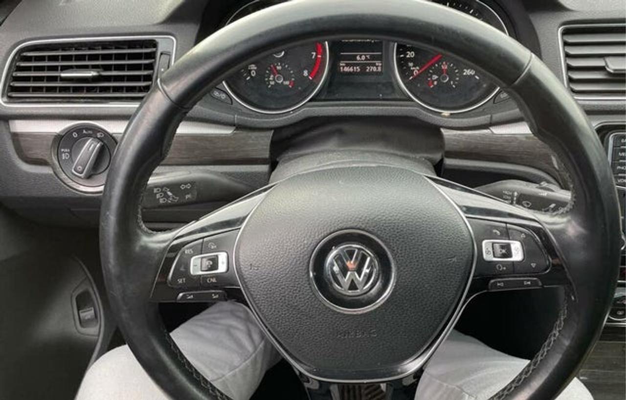 2016 Volkswagen Passat SE Photo