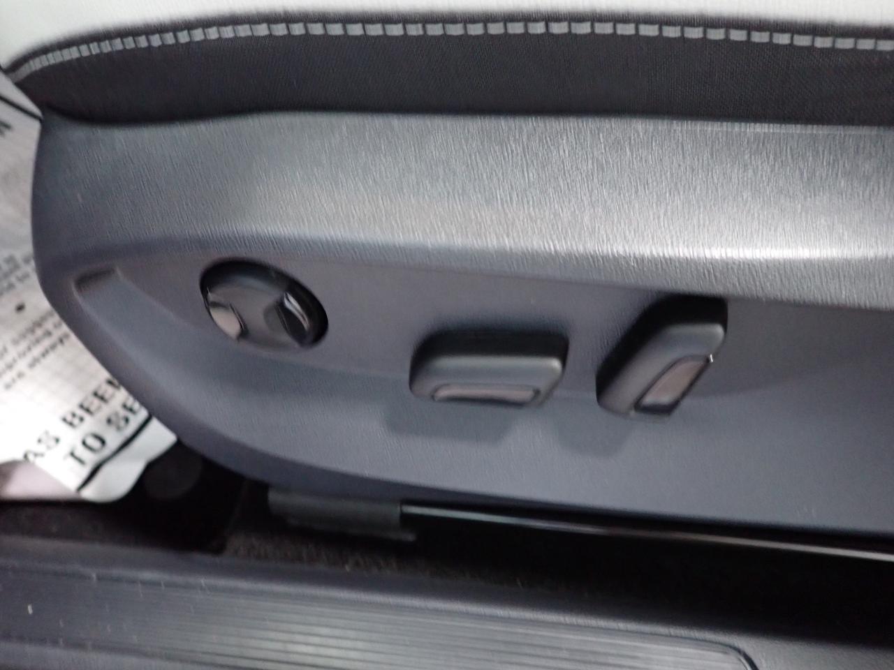 2026 Volkswagen Taos Comfortline 4WD LEATHER NAVI Photo