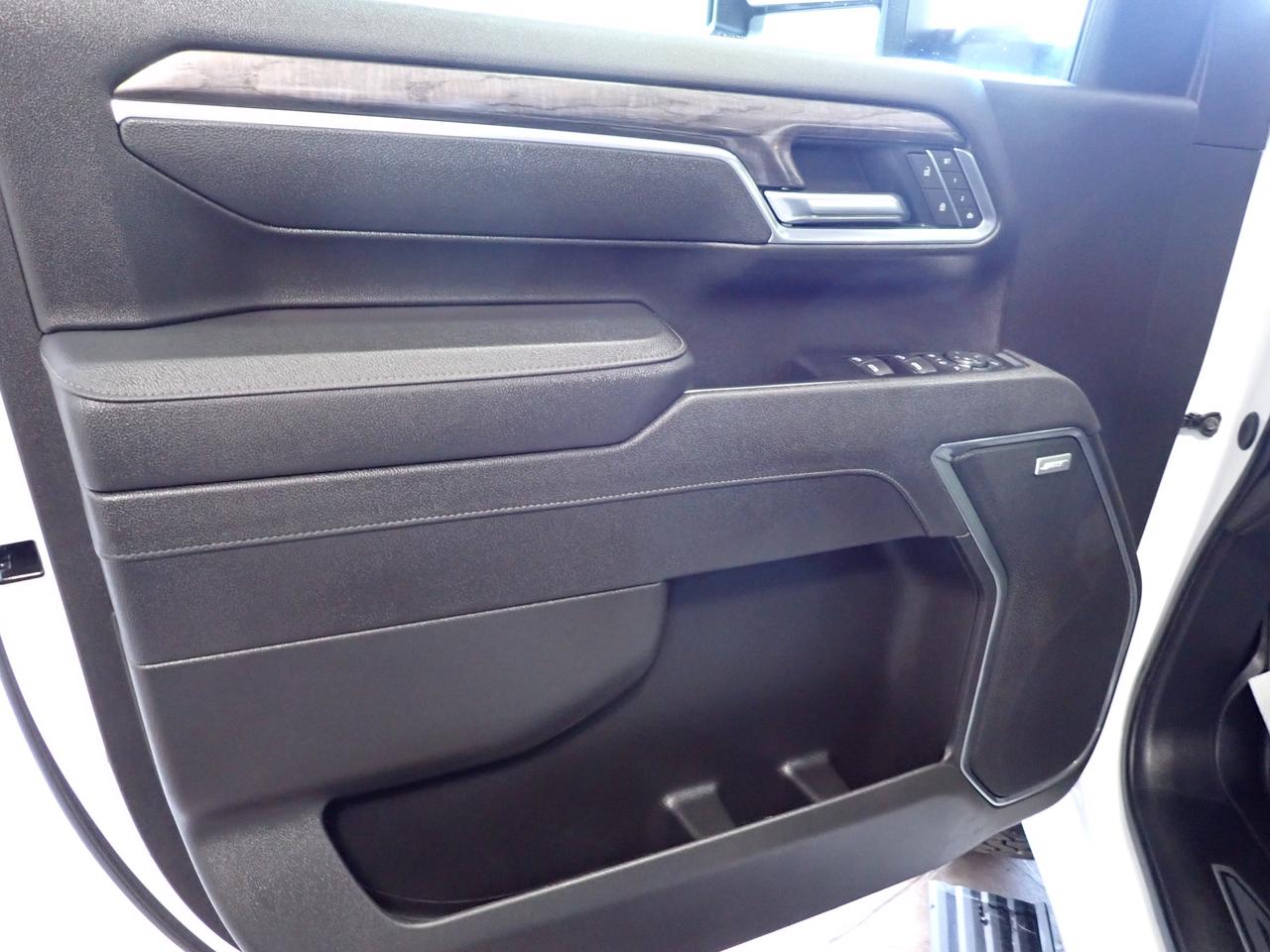 2025 Chevrolet SILVERADO 2500HD LTZ 4WD CREW CAB LEATHER  *DIESEL* POWERBOARDS SUNROOF Photo