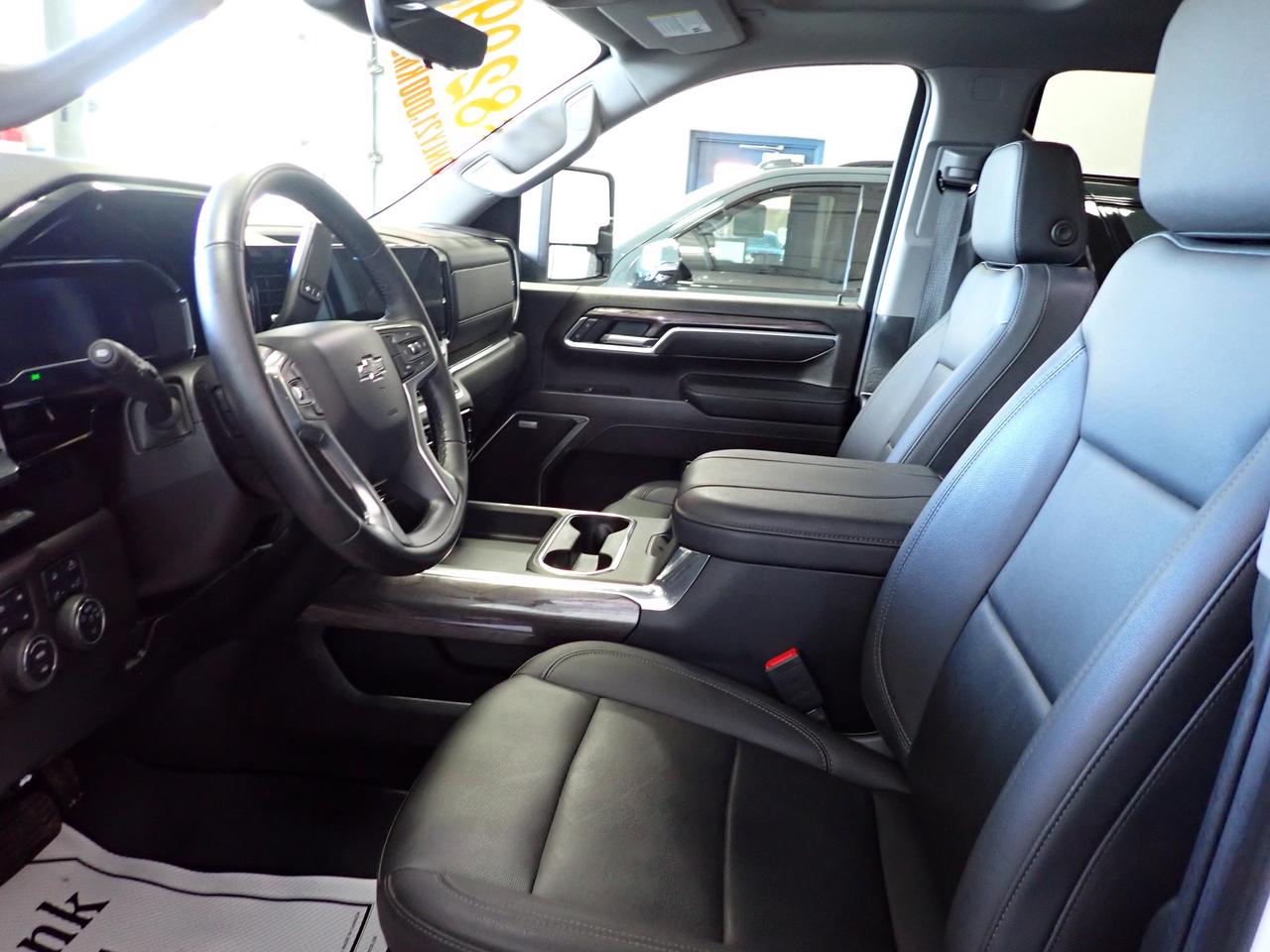 2025 Chevrolet SILVERADO 2500HD LTZ 4WD CREW CAB LEATHER  *DIESEL* POWERBOARDS SUNROOF Photo