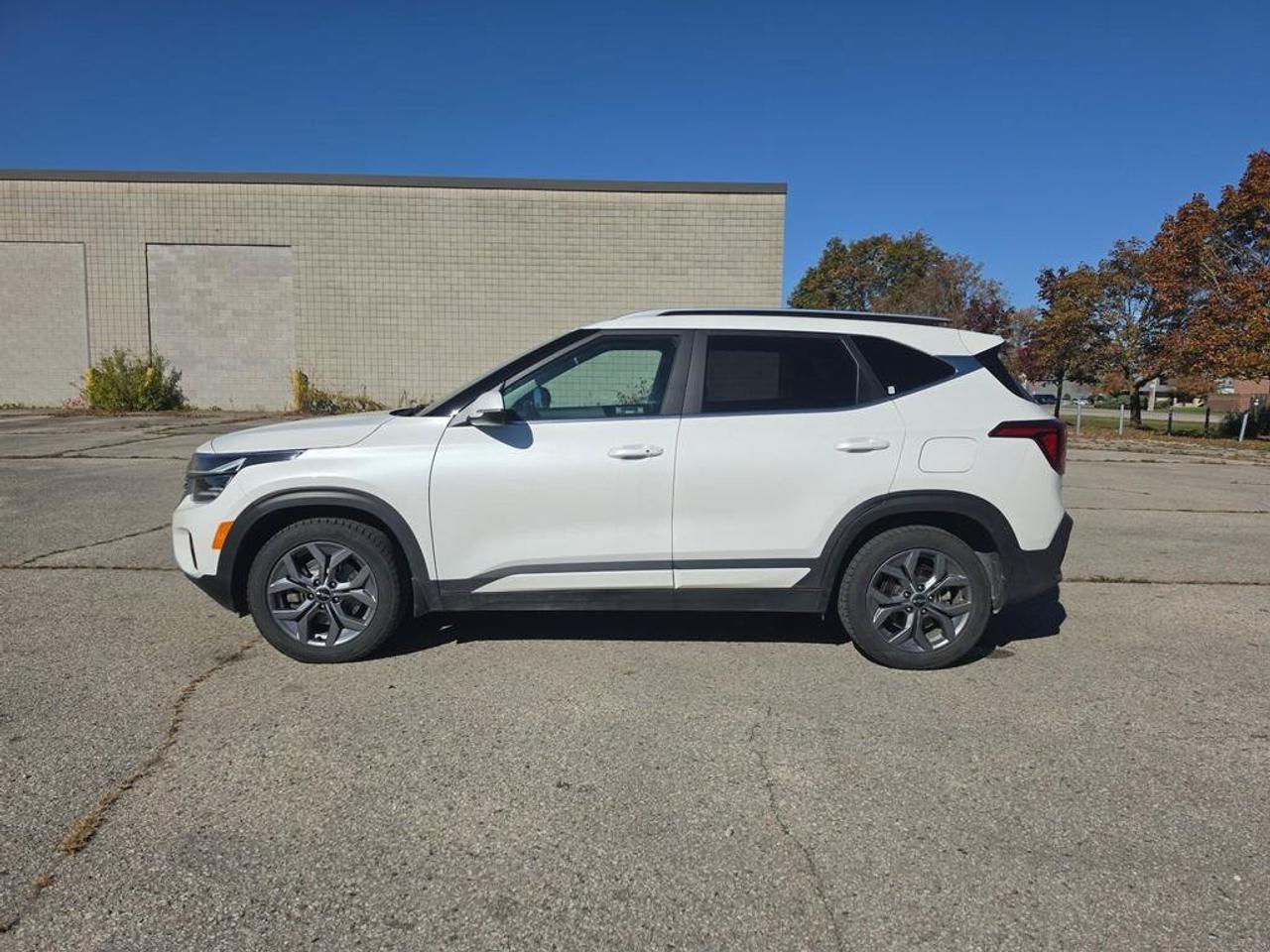 2025 Kia Seltos EX | Clean CarFax | New Front Brakes | Fully Certified | Ontario Vehicle | Leather | Sunroof | Photo