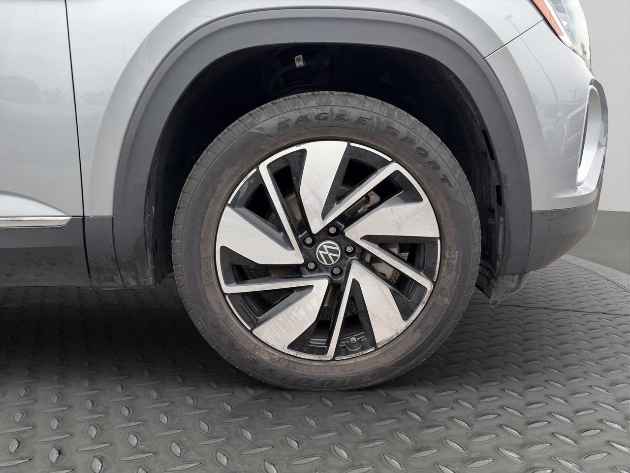 2024 Volkswagen Atlas Highline | Adaptive Cruise Control Lane Assist | Autonomous Emergency Braking | Blind spot monitor Photo5