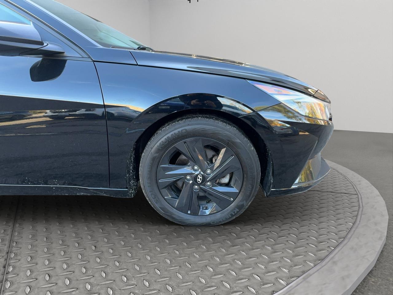 2021 Hyundai Elantra Preferred | Blind-Spot Collision Warning | Forward Collision-Avoidance Assist with pedestrian detect Photo5