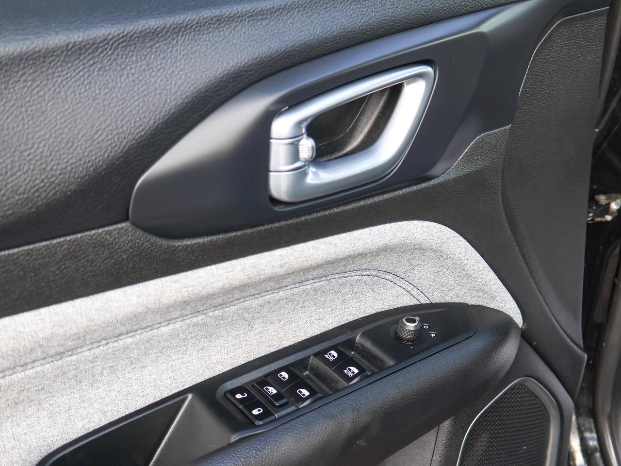 2025 Jeep Compass NORTH Photo