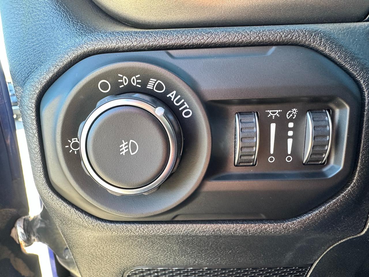 2018 Jeep Wrangler Sport 2-Door Cloth Bluetooth BackupCam HardTop A/C Photo