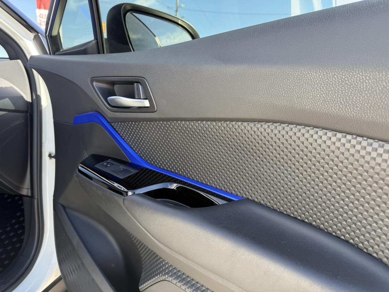 2020 Toyota C-HR XLE Premium Photo
