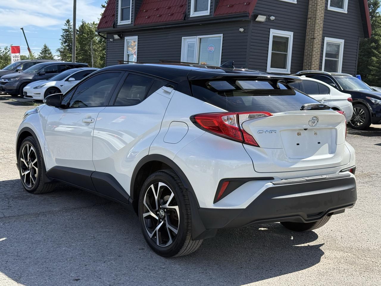 2020 Toyota C-HR XLE Premium Photo
