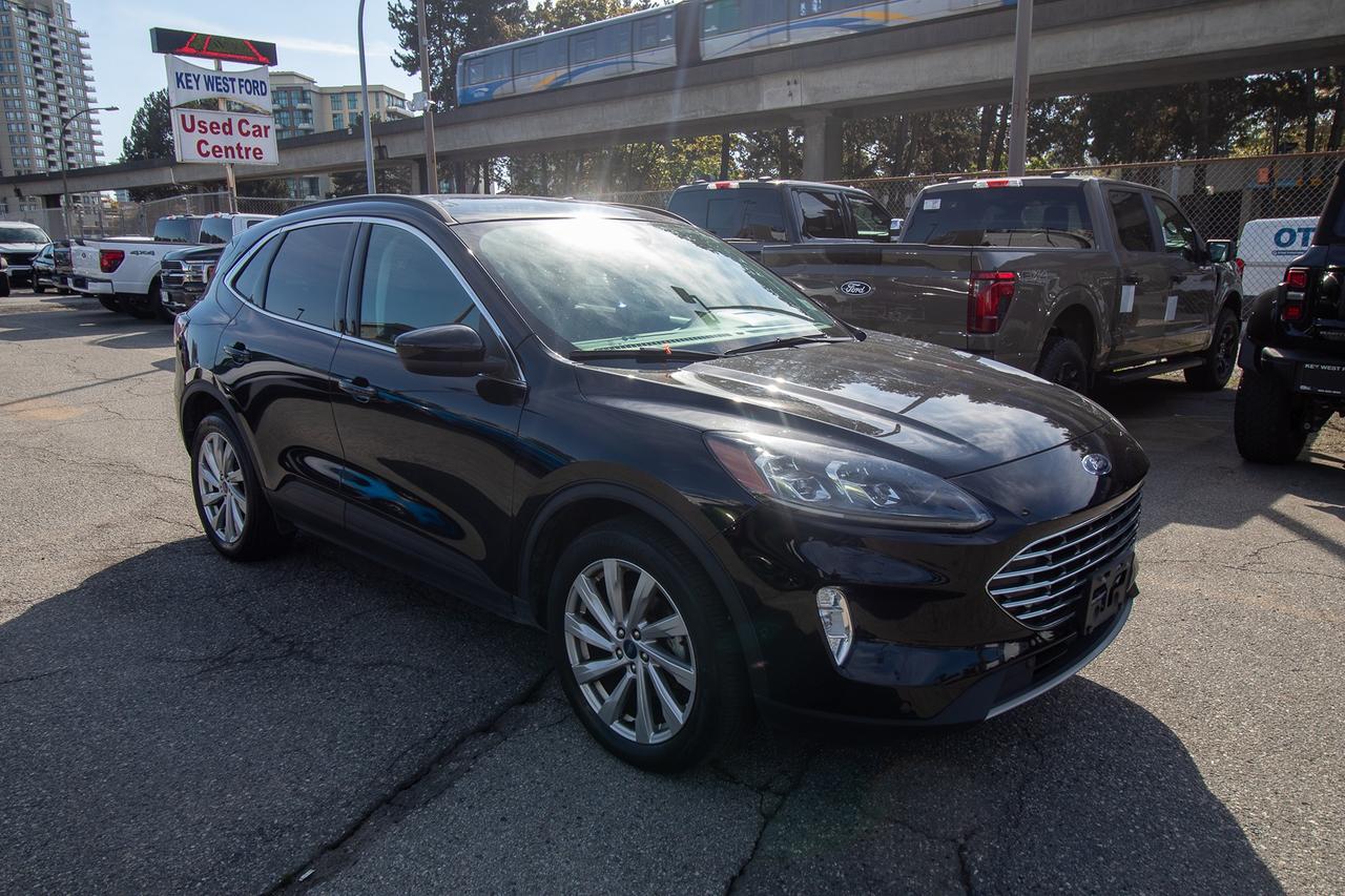 2022 Ford Escape Titanium AWD Photo3