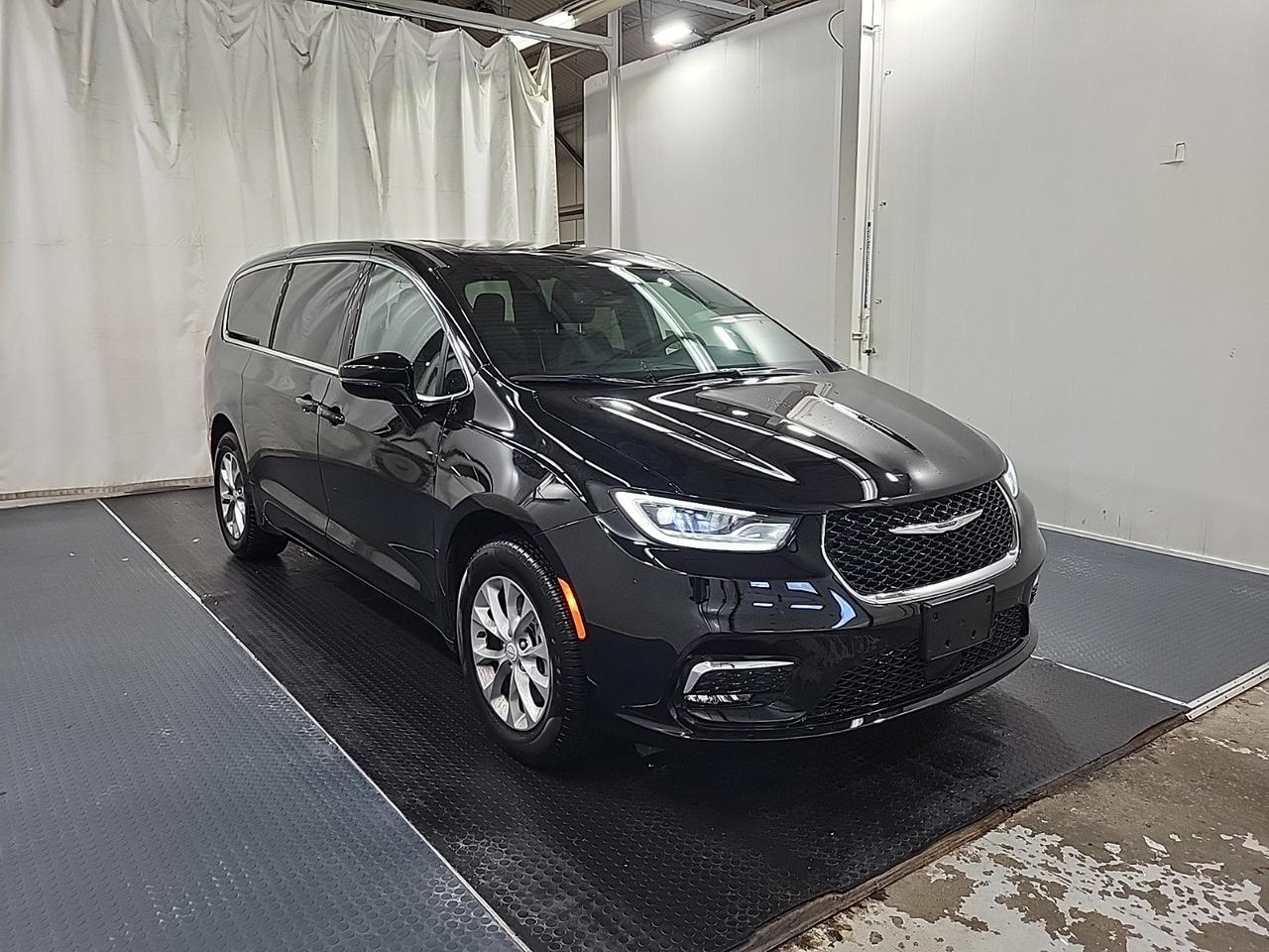 2026 Chrysler Pacifica Limited - Photo #1