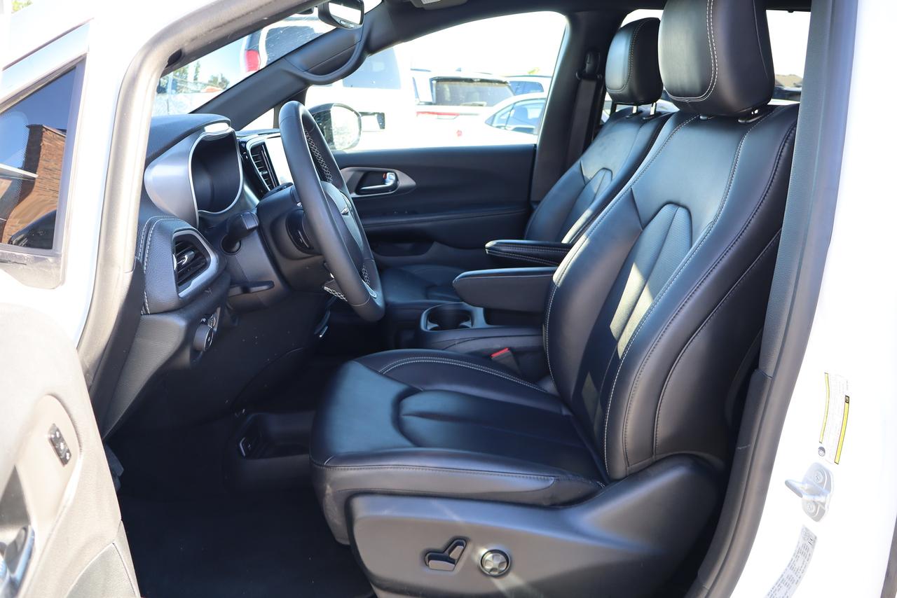 2025 Chrysler Pacifica Select FWD Photo