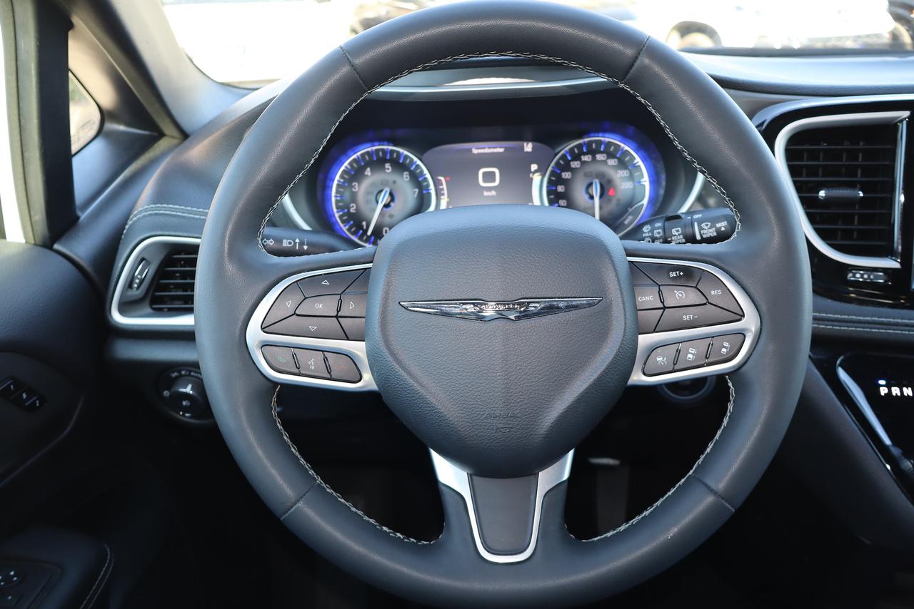 2025 Chrysler Pacifica Select FWD Photo