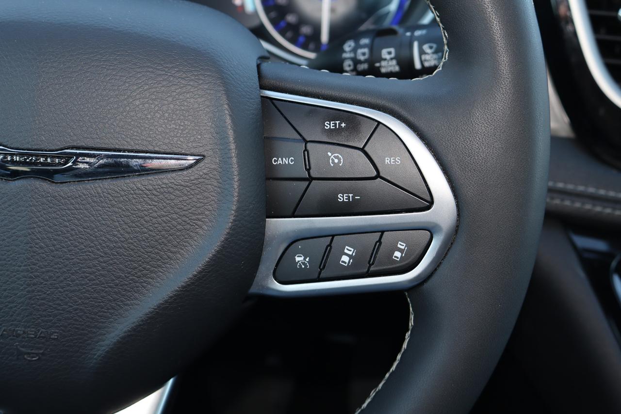 2025 Chrysler Pacifica Select FWD Photo