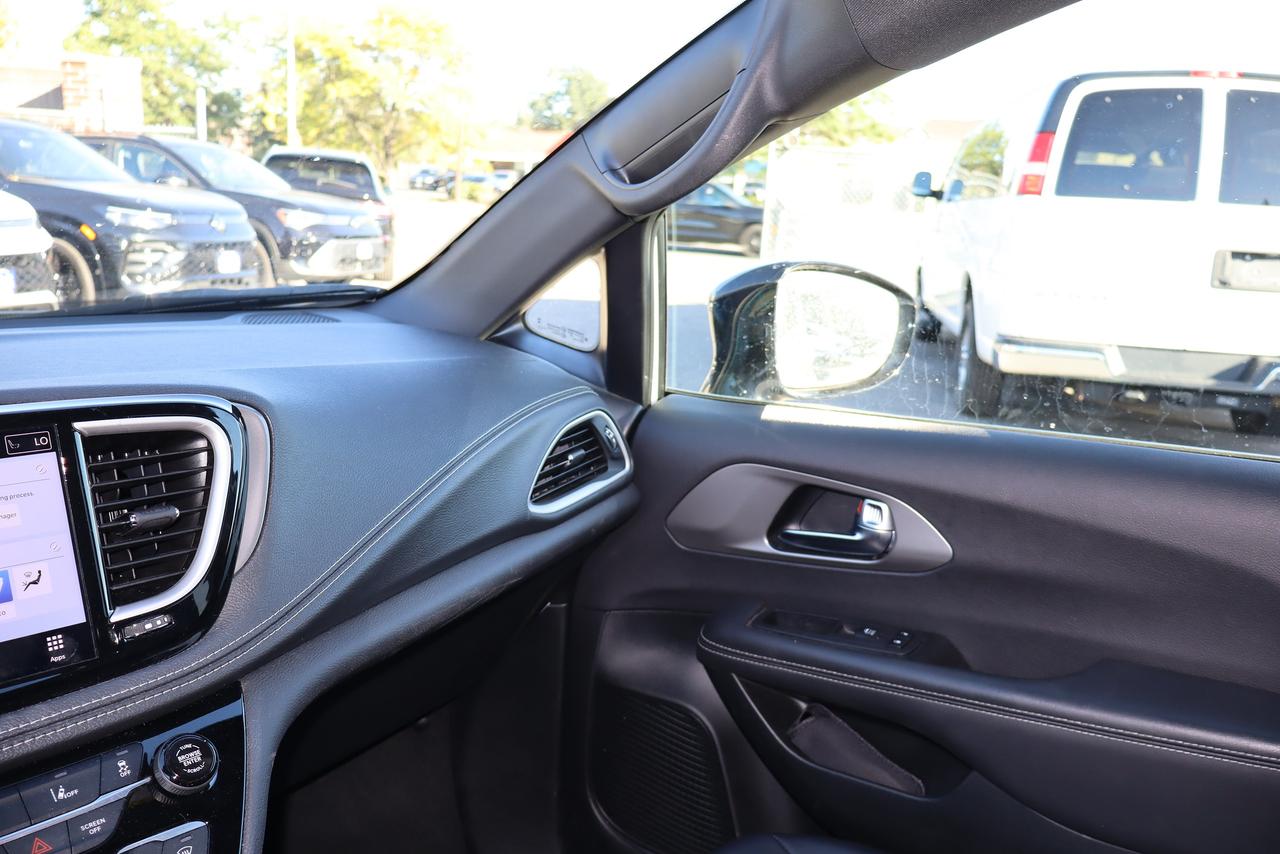 2025 Chrysler Pacifica Select FWD Photo