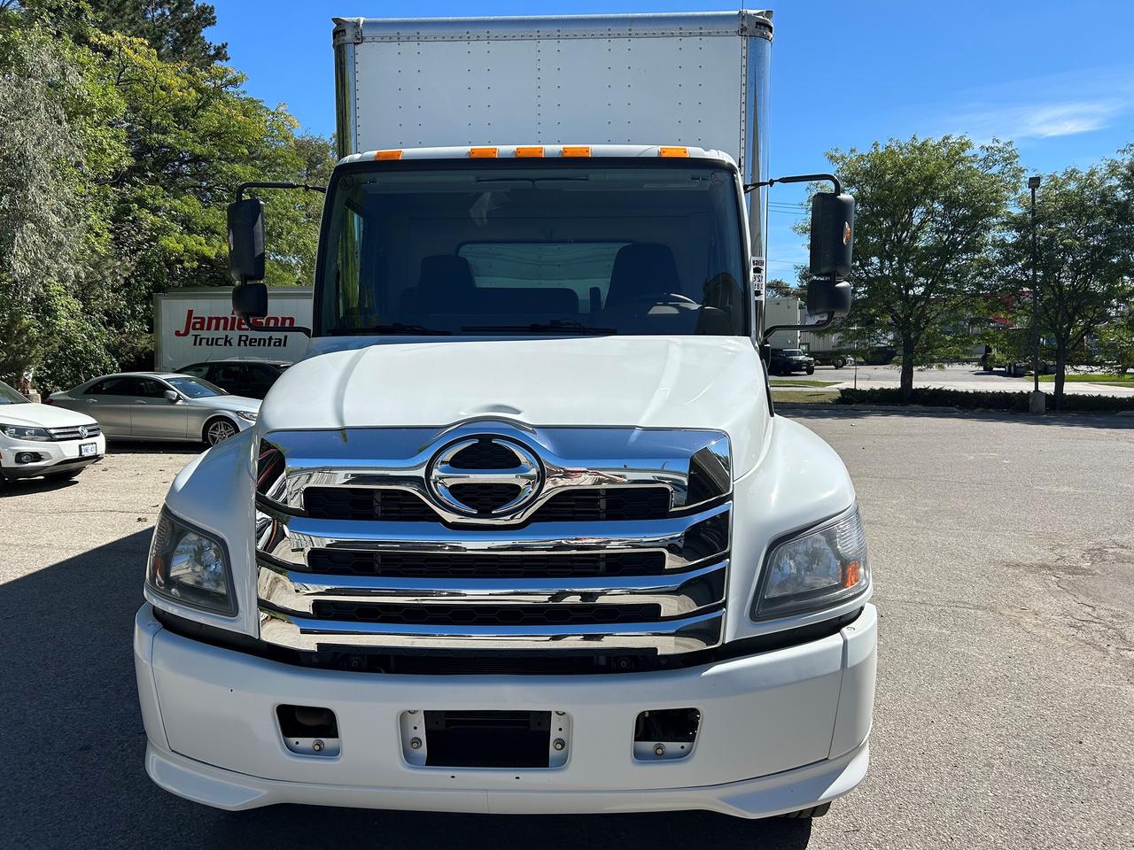 2024 Hino Class 7 26' van body with lift and ramp Photo0