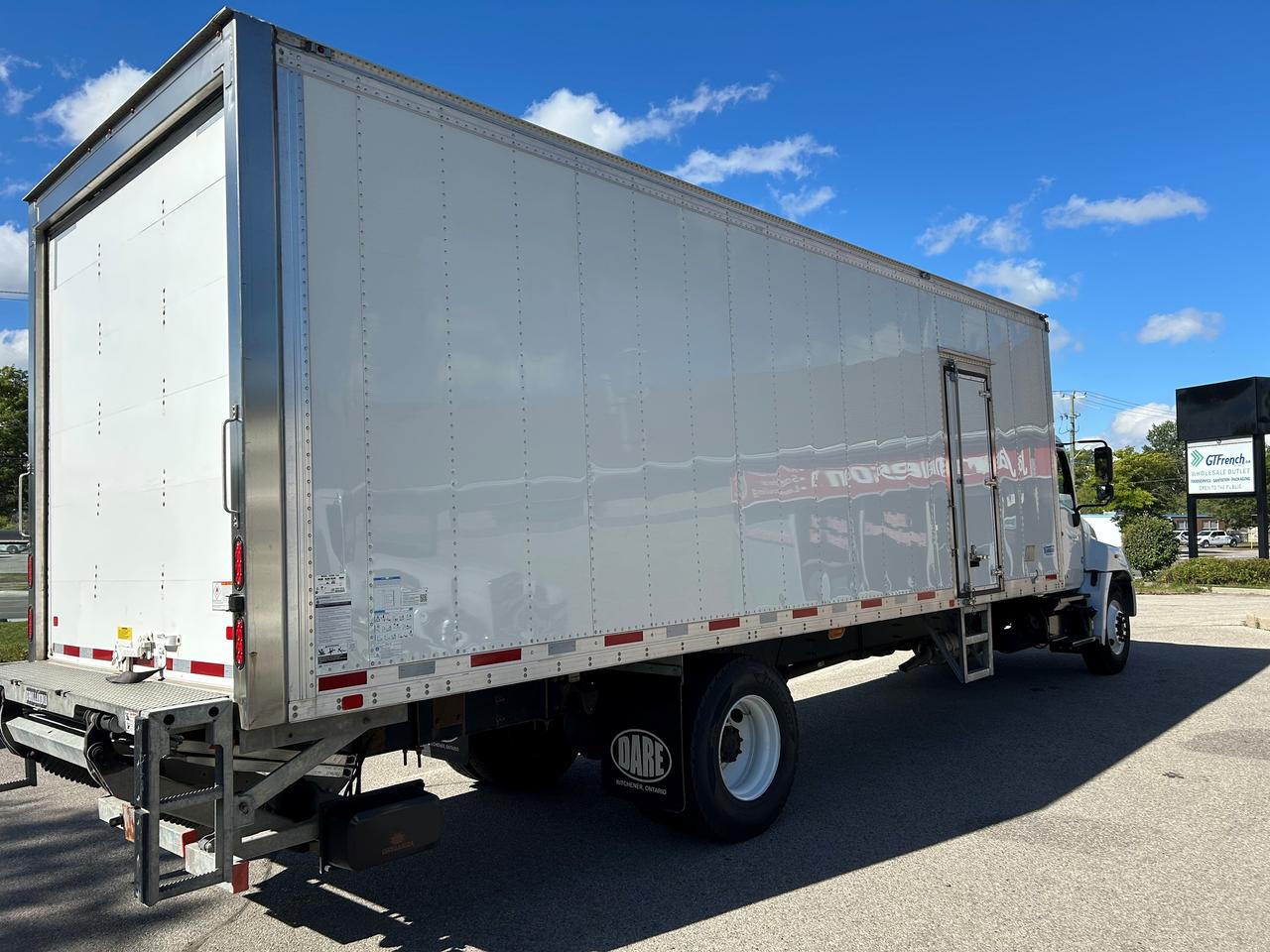 2024 Hino Class 7 26' van body with lift and ramp Photo