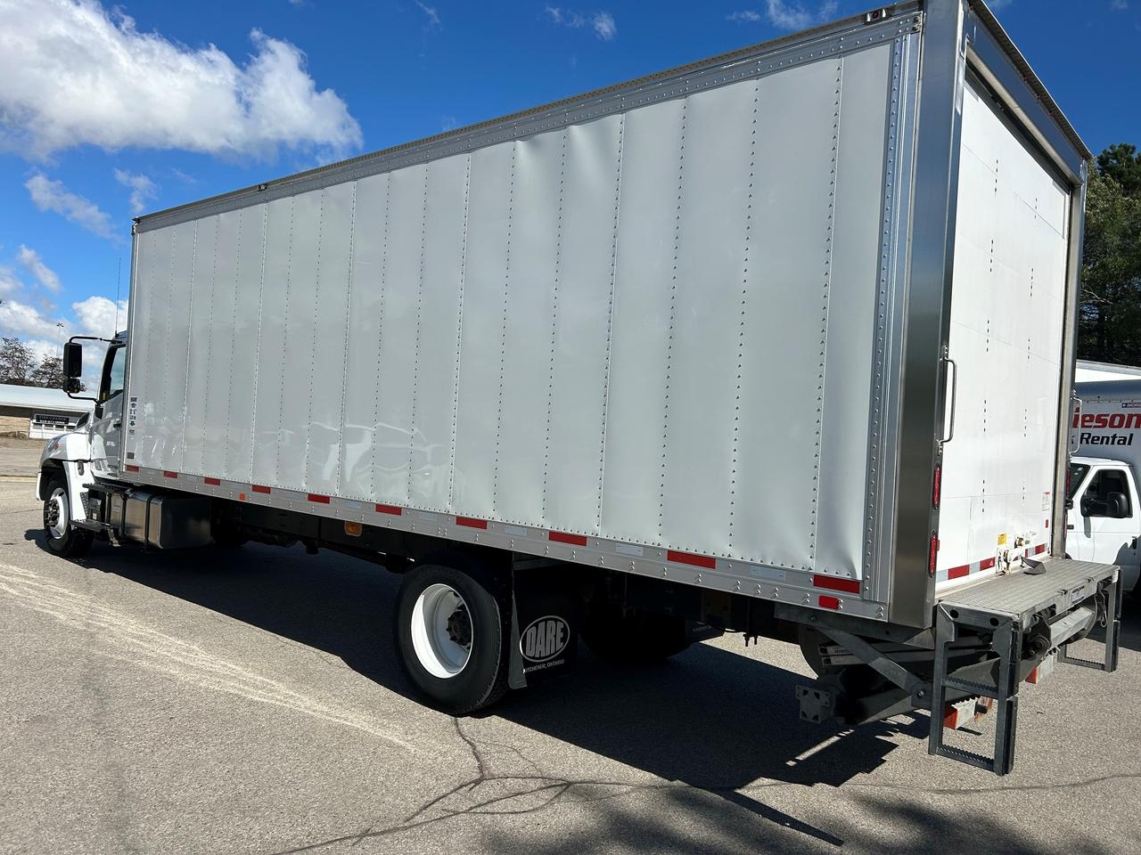 2024 Hino Class 7 26' van body with lift and ramp Photo3