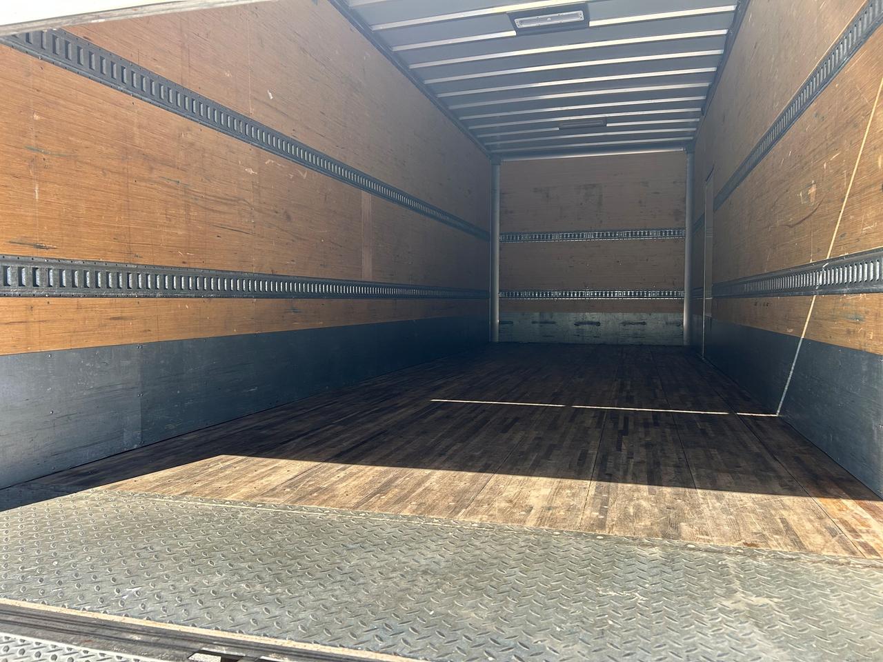 2024 Hino Class 7 26' van body with lift and ramp Photo