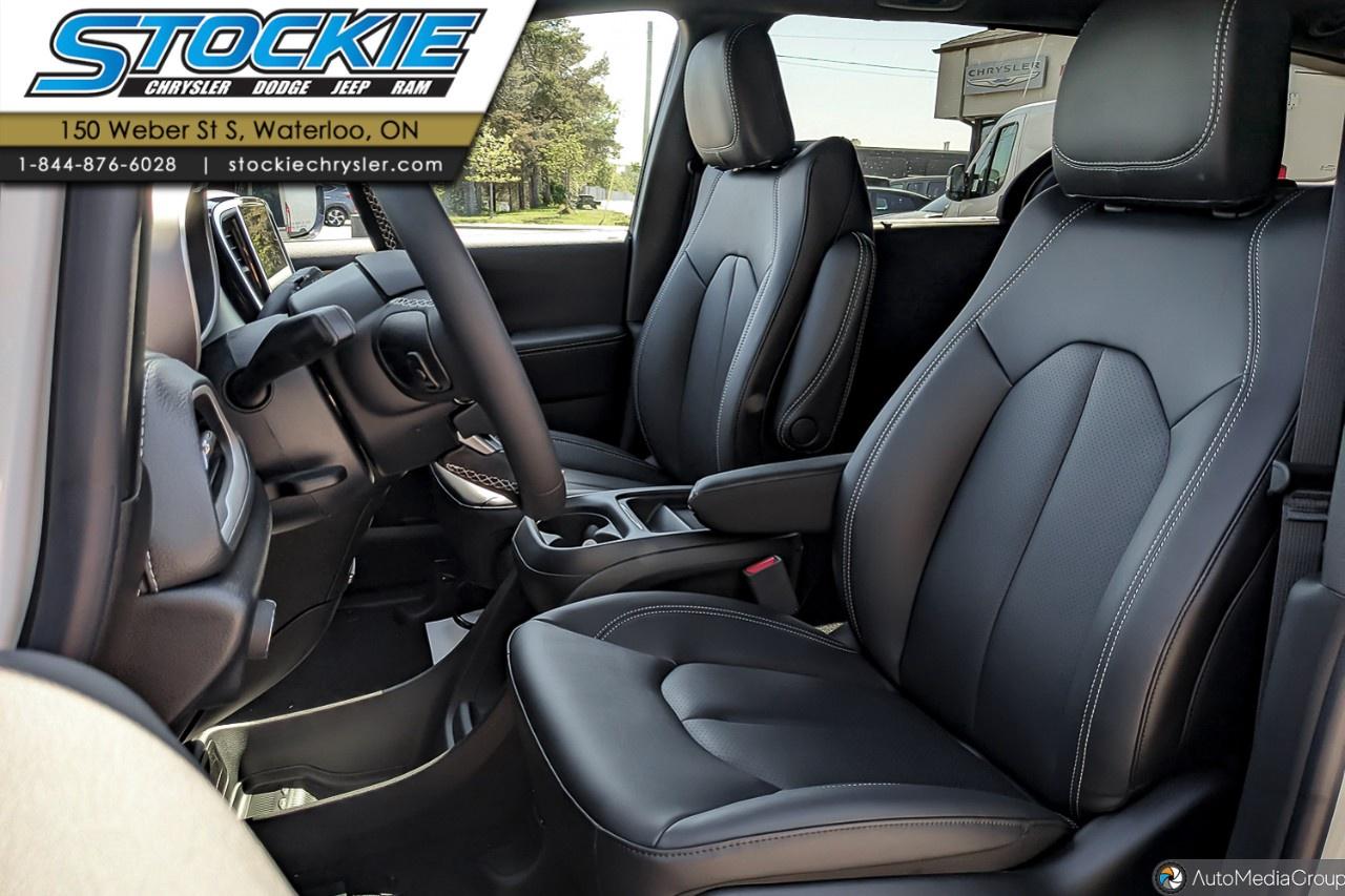 2027 Chrysler Pacifica Select AWD Photo