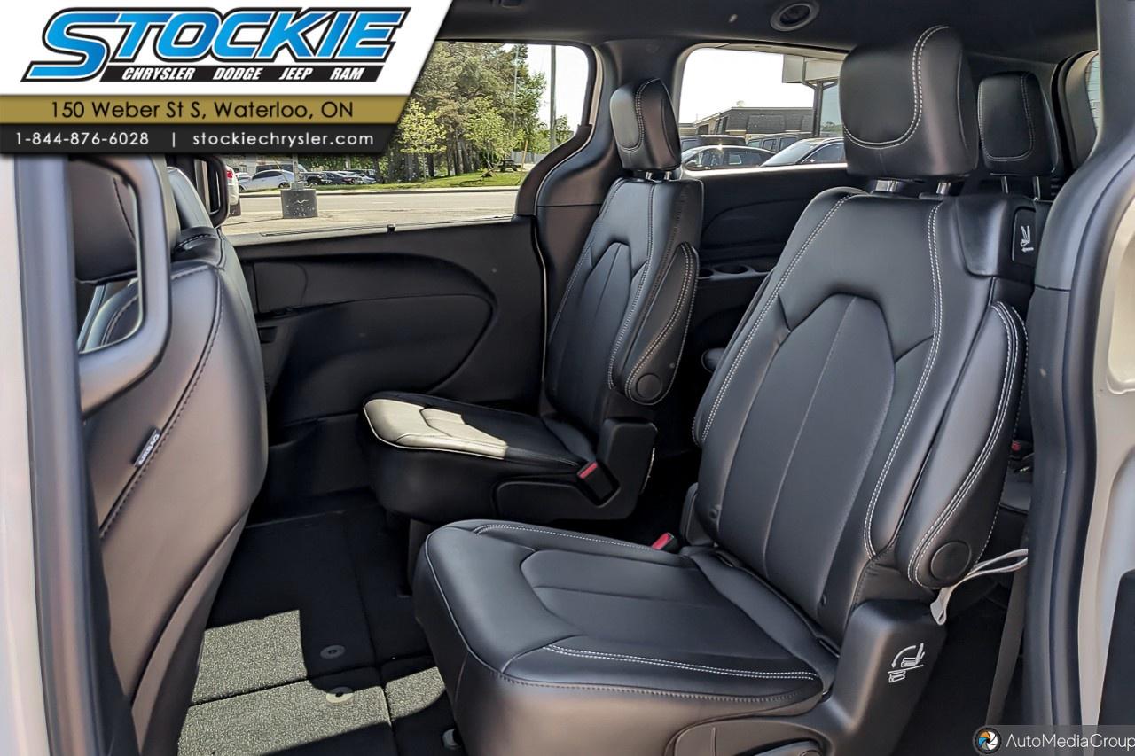 2027 Chrysler Pacifica Select AWD Photo