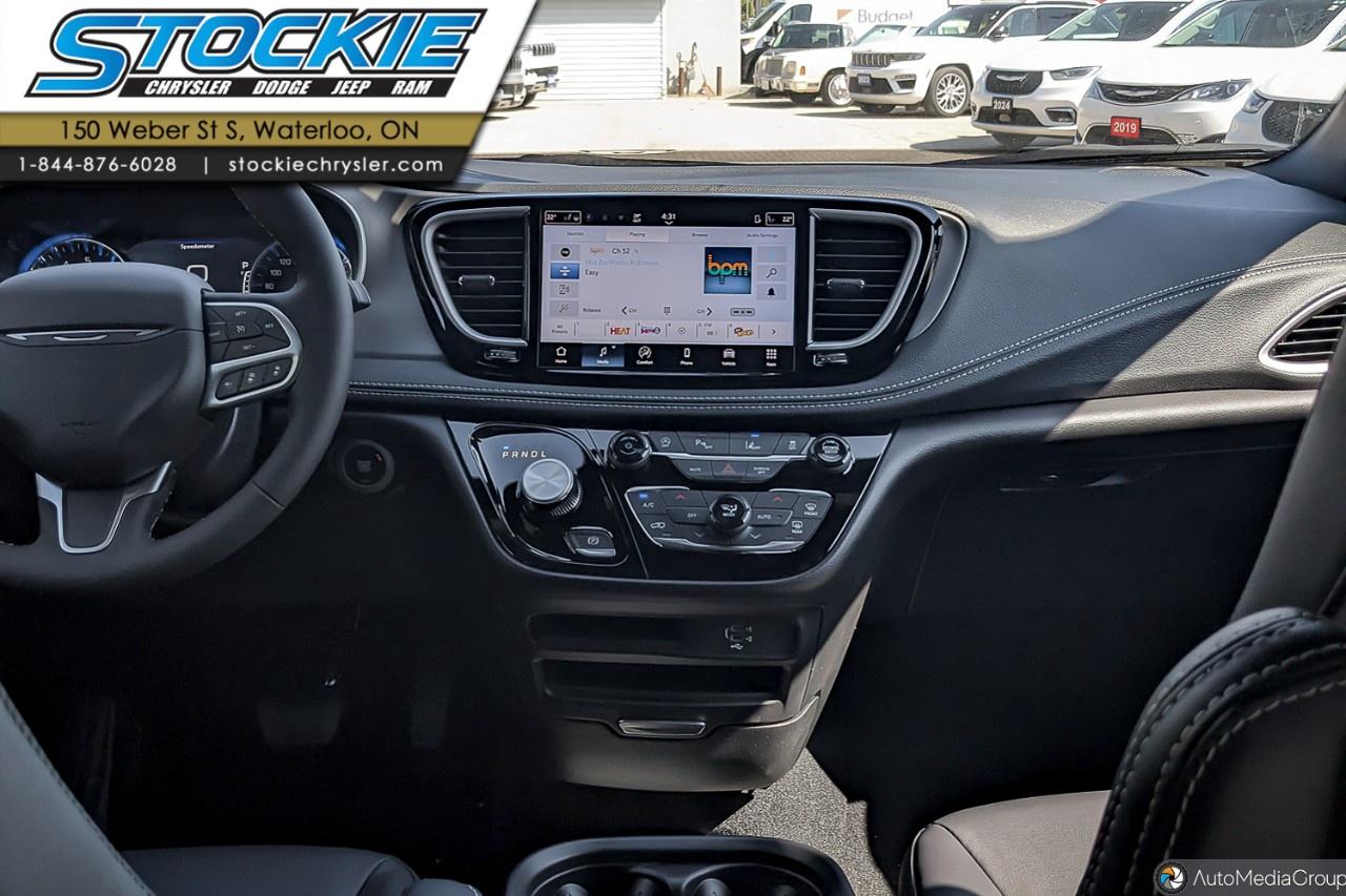 2027 Chrysler Pacifica Select AWD Photo