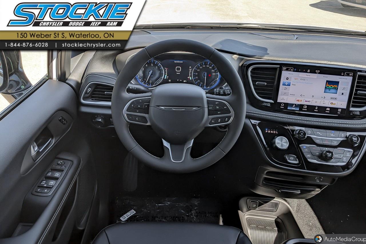 2027 Chrysler Pacifica Select AWD Photo