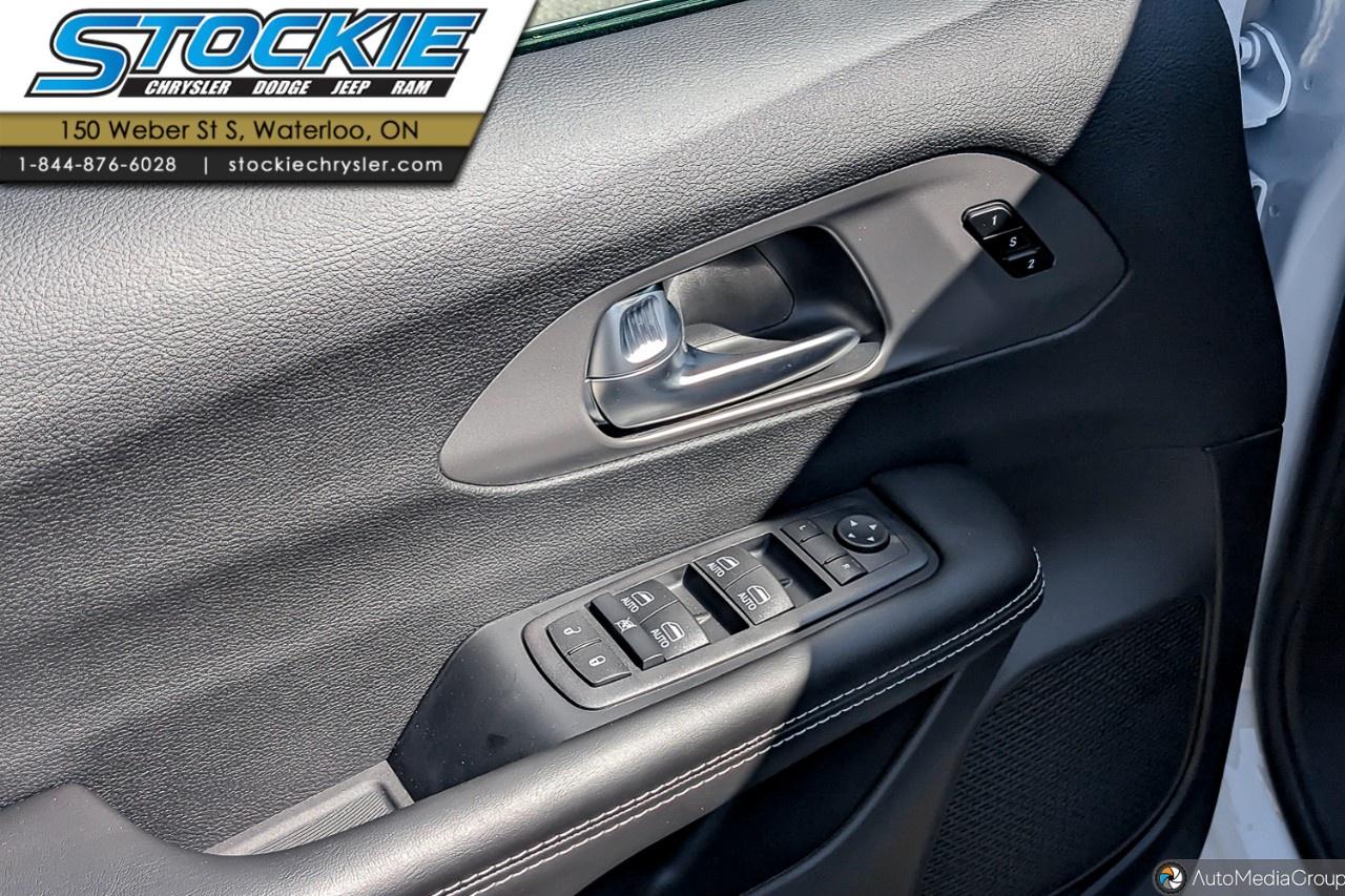 2027 Chrysler Pacifica Select AWD Photo