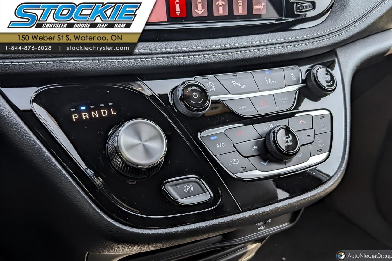 2027 Chrysler Pacifica Select AWD Photo