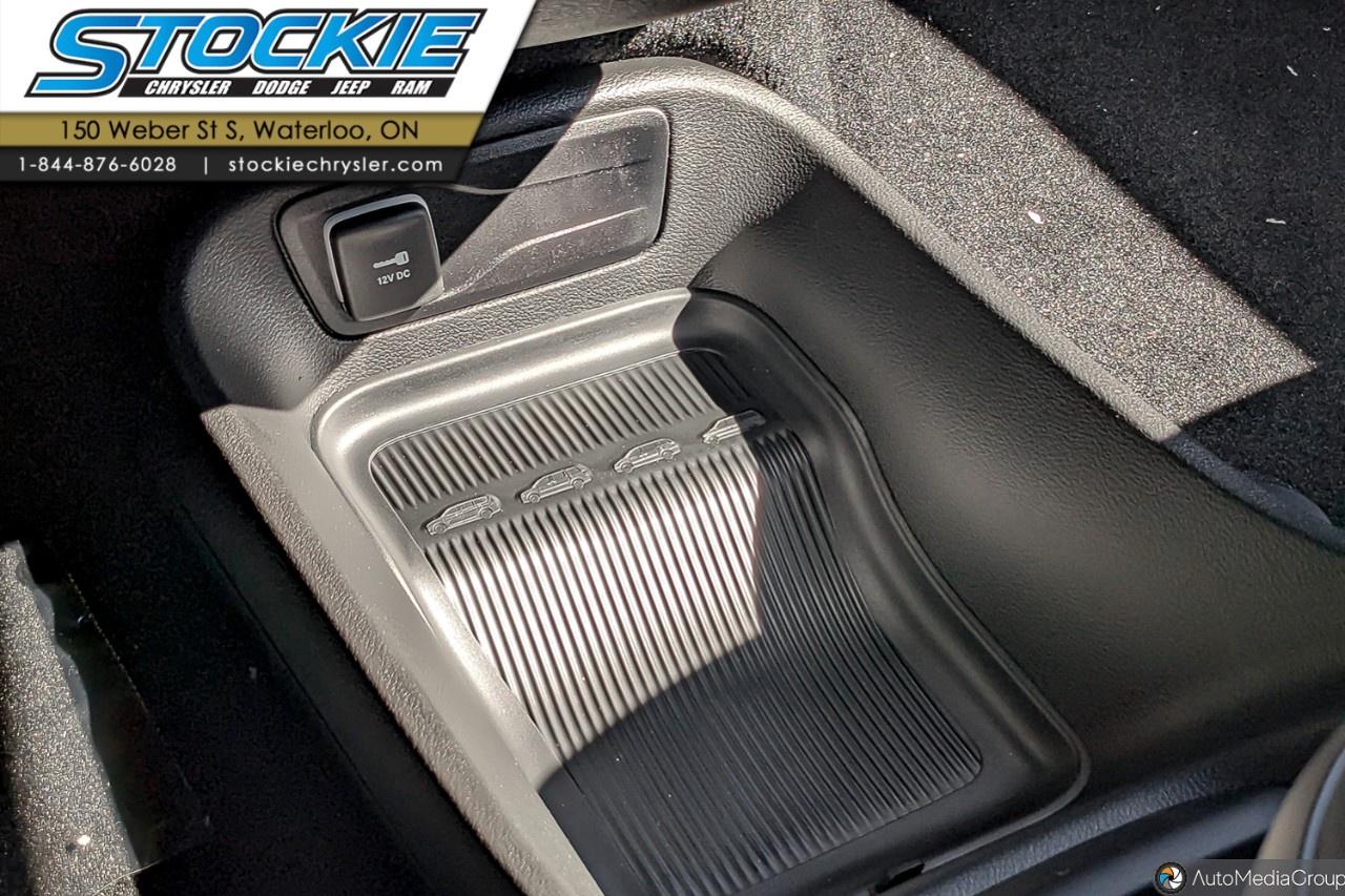 2027 Chrysler Pacifica Select AWD Photo