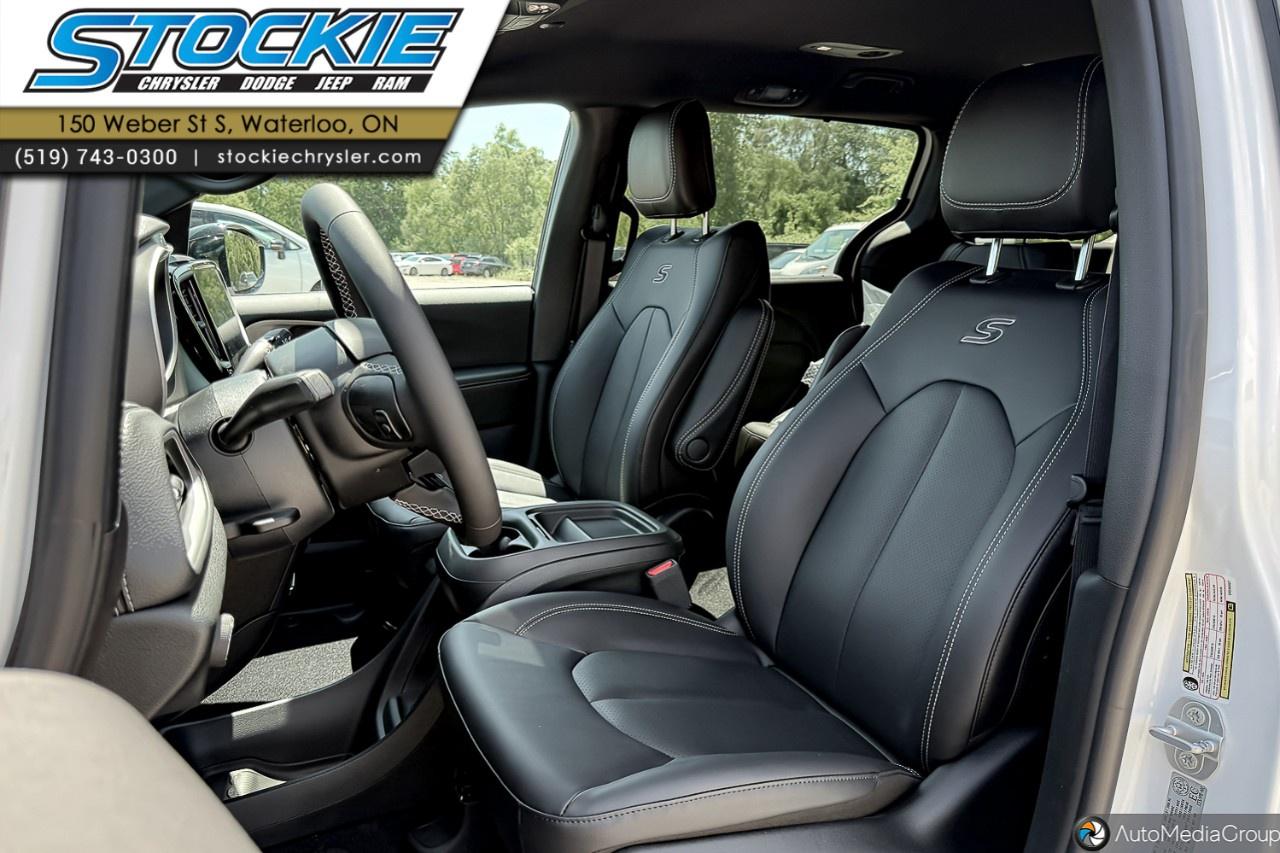 2027 Chrysler Pacifica Select AWD Photo4