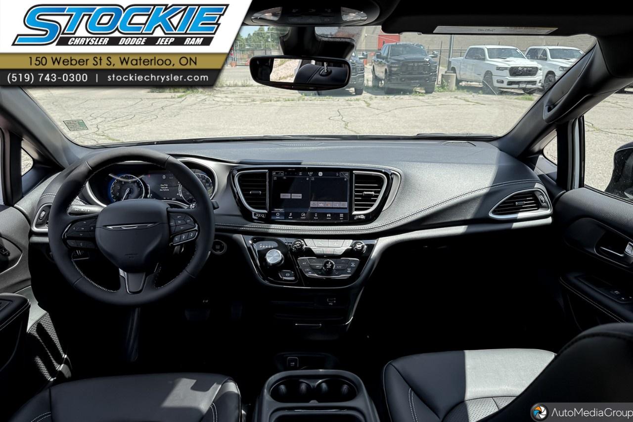 2027 Chrysler Pacifica Select AWD Photo