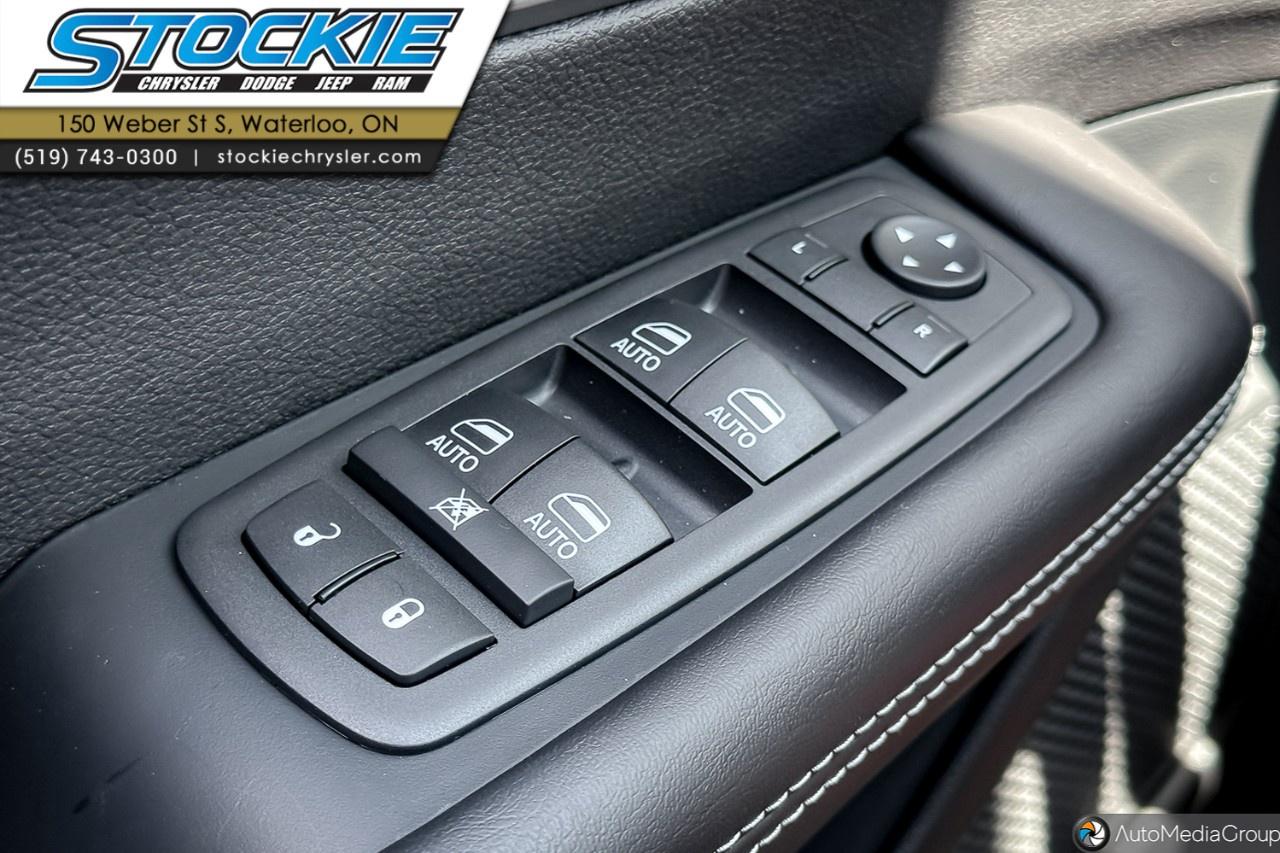 2027 Chrysler Pacifica Select AWD Photo