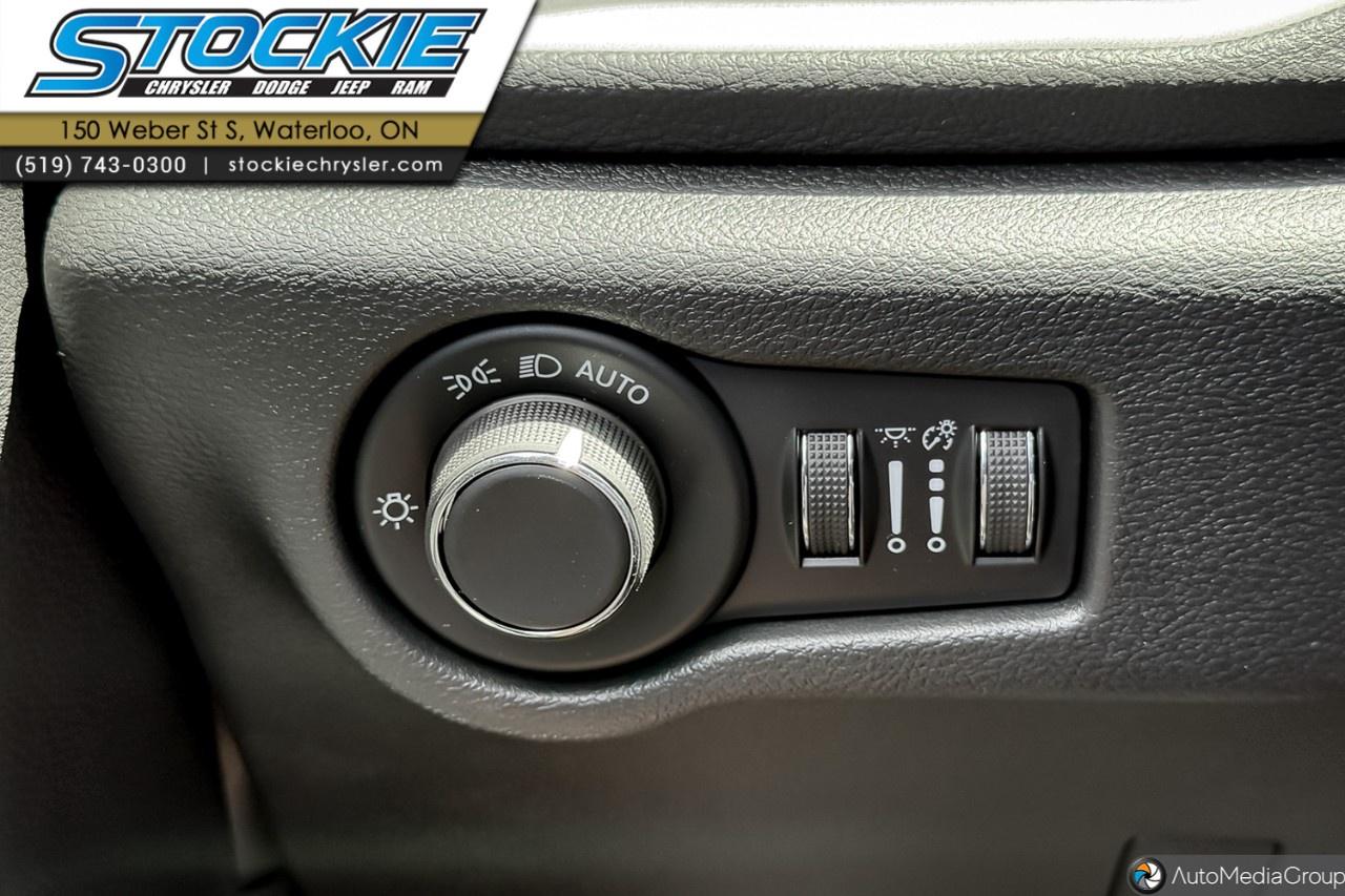 2027 Chrysler Pacifica Select AWD Photo