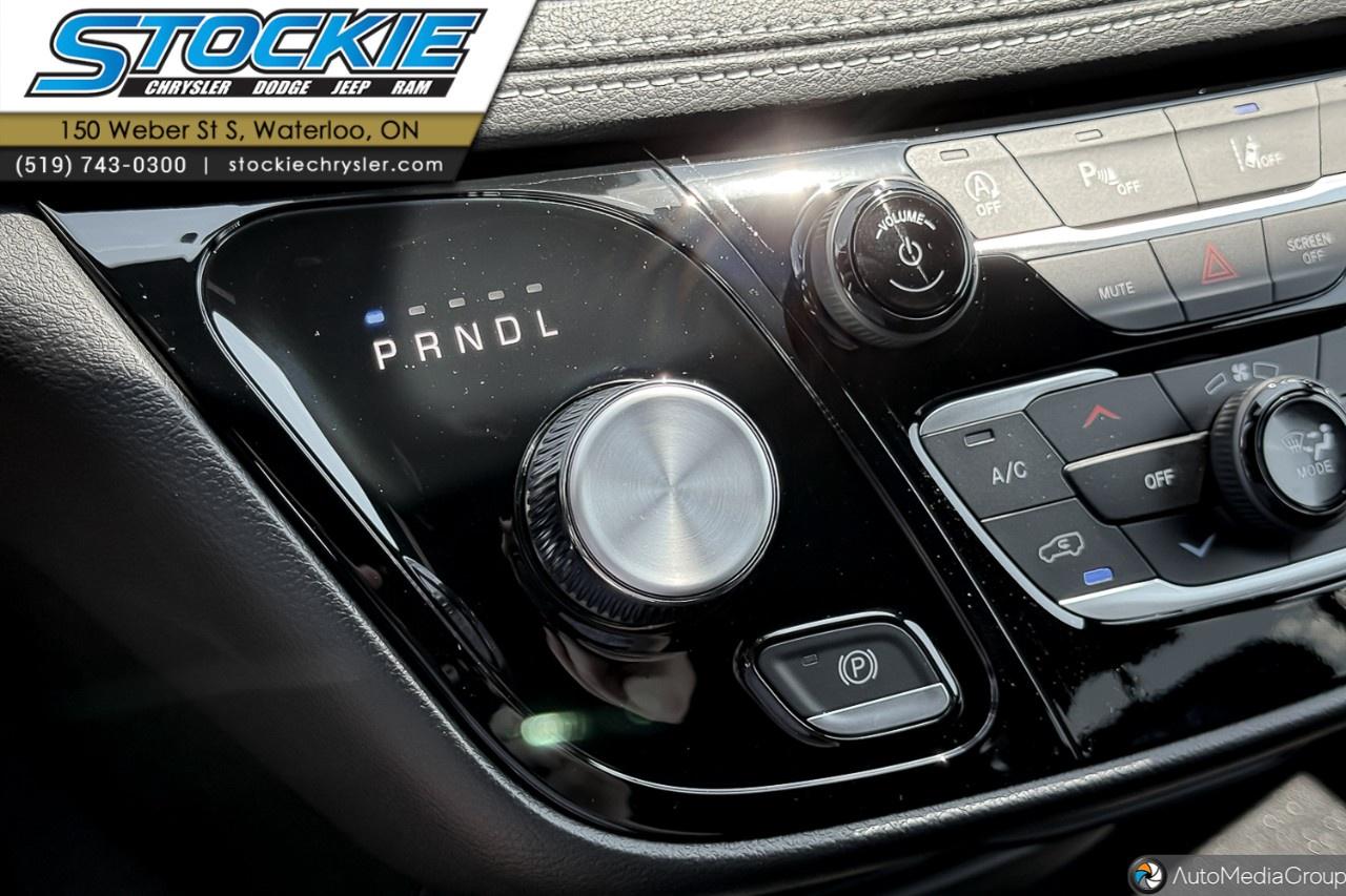 2027 Chrysler Pacifica Select AWD Photo